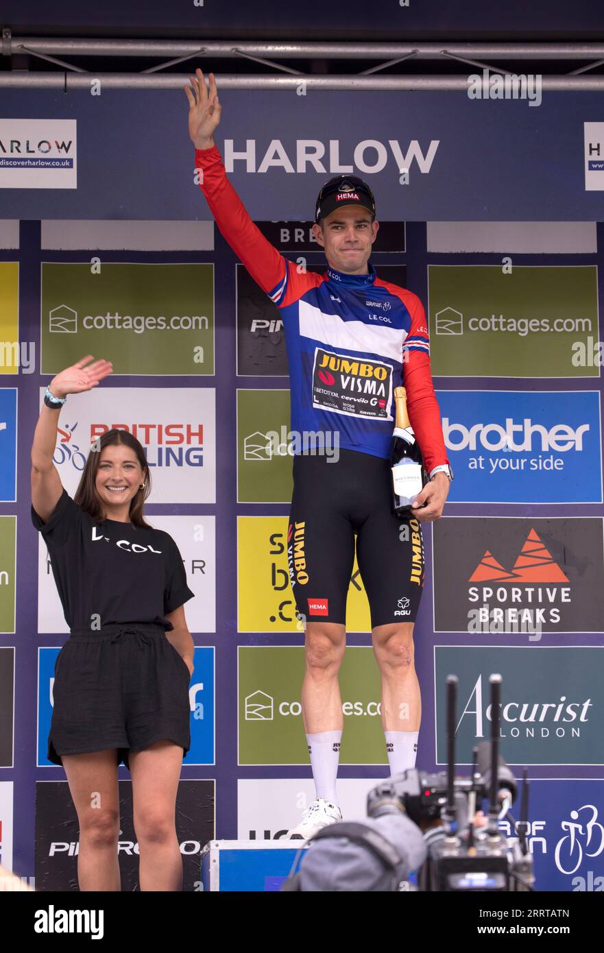 Wout Van Aert General Classification Leader's Jersey auf dem Podium Tour of Britain Cycle Race Stage 6 Harlow Essex Stockfoto