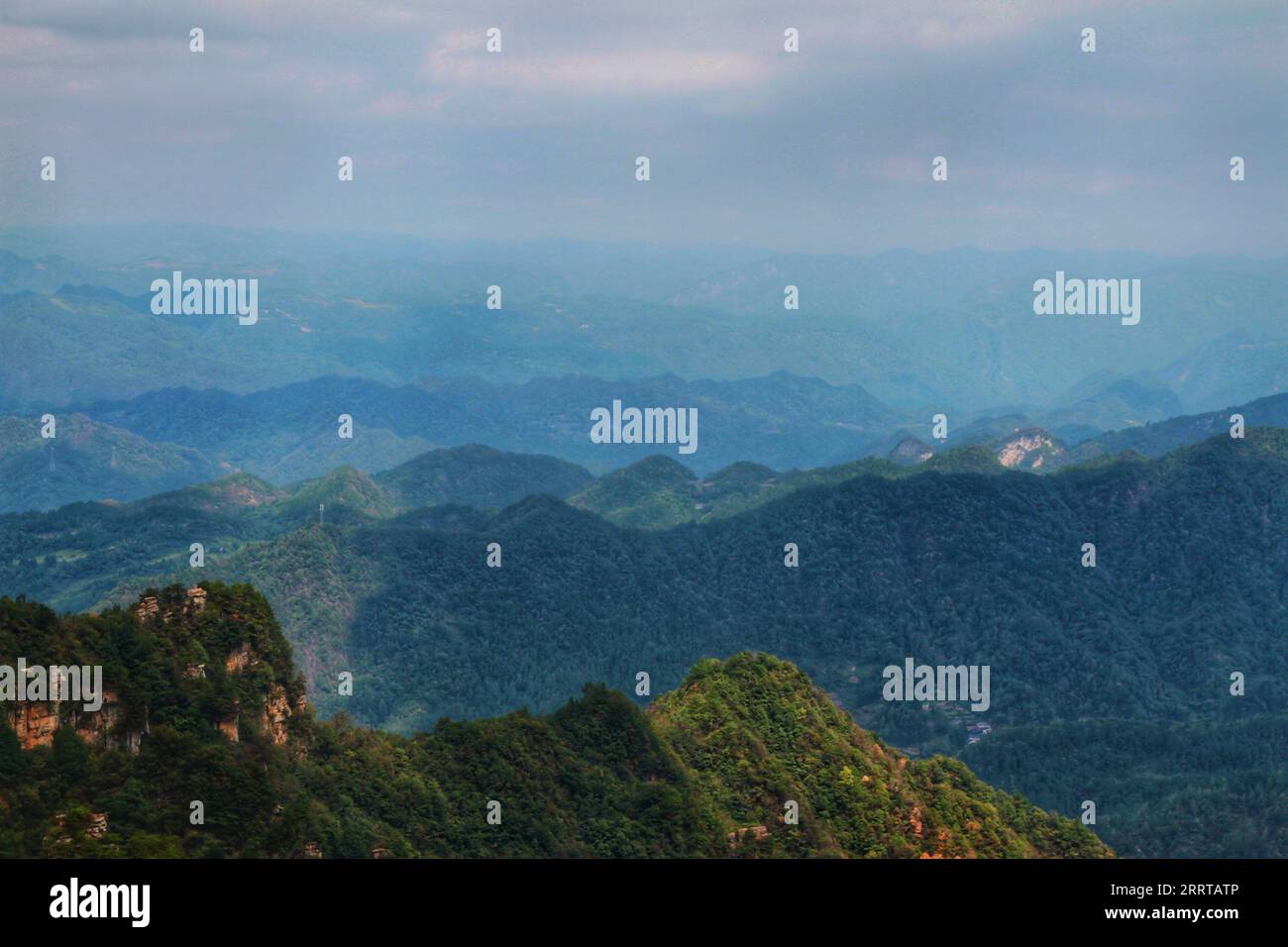 Halten Sie die atemberaubende Essenz von Chinas berühmten scharfen, hoch aufragenden Bergen fest, die an die beeindruckenden Landschaften aus dem Avatar-Film erinnern. Stockfoto