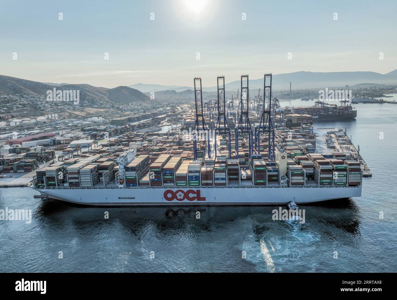 230711 -- ATHEN, 11. Juli 2023 -- dieses Luftbild vom 10. Juli 2023 zeigt OOCL PIRÄUS, eines der größten Containerschiffe der Welt, das im Hafen von Piräus in Griechenland ankommt. Der Hafen von Piräus begrüßte am Montag OOCL PIRÄUS, einen Neubau der Orient Overseas Container Line Europe OOCL und eines der größten Containerschiffe der Welt. DER griechische Hafen von Piräus begrüßt das Mega-Containerschiff GRIECHENLAND-PIRÄUS-HAFEN-OOCL PIRÄUS-CONTAINERSCHIFF ChenxZhanjietonglian PUBLICATIONxNOTxINxCHN Stockfoto