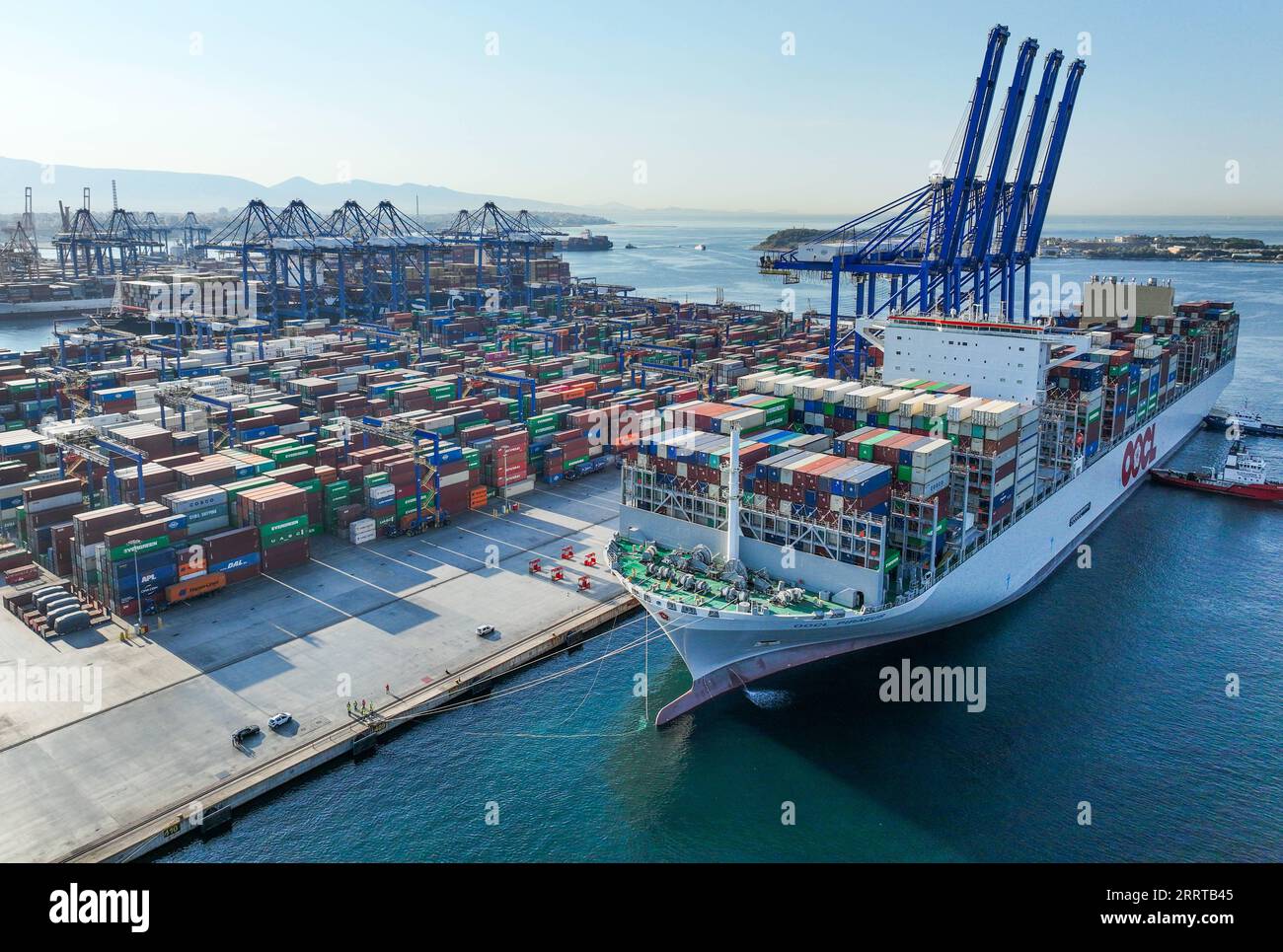 230711 -- ATHEN, 11. Juli 2023 -- dieses Luftbild vom 10. Juli 2023 zeigt OOCL PIRÄUS, eines der größten Containerschiffe der Welt, das im Hafen von Piräus in Griechenland ankommt. Der Hafen von Piräus begrüßte am Montag OOCL PIRÄUS, einen Neubau der Orient Overseas Container Line Europe OOCL und eines der größten Containerschiffe der Welt. DER griechische Hafen von Piräus begrüßt das Mega-Containerschiff GRIECHENLAND-PIRÄUS-HAFEN-OOCL PIRÄUS-CONTAINERSCHIFF ChenxZhanjietonglian PUBLICATIONxNOTxINxCHN Stockfoto