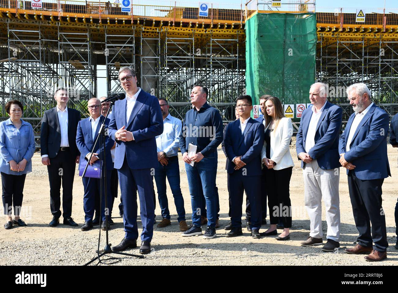 230713 -- BELGRAD, 13. Juli 2023 -- Serbiens Präsident Aleksandar Vucic Front spricht beim Besuch der Baustelle des Abschnitts der chinesischen Autobahn zwischen Pozarevac und Golubac, in Pozarevac, Serbien, 12. Juli 2023. Der Abschnitt der von China gebauten Autobahn zwischen Pozarevac und Golubac sei für die Entwicklung des gesamten östlichen Serbiens von entscheidender Bedeutung, sagte Vucic am Mittwoch. Das Projekt im Wert von 337 Millionen Euro 373,6 Millionen US-Dollar umfasst zwei 3,5-Meter-Fahrspuren in jede Richtung der Autobahn sowie 39 Brücken. Sobald die Straße fertig ist, wird sie Serbien direkt verbinden Stockfoto