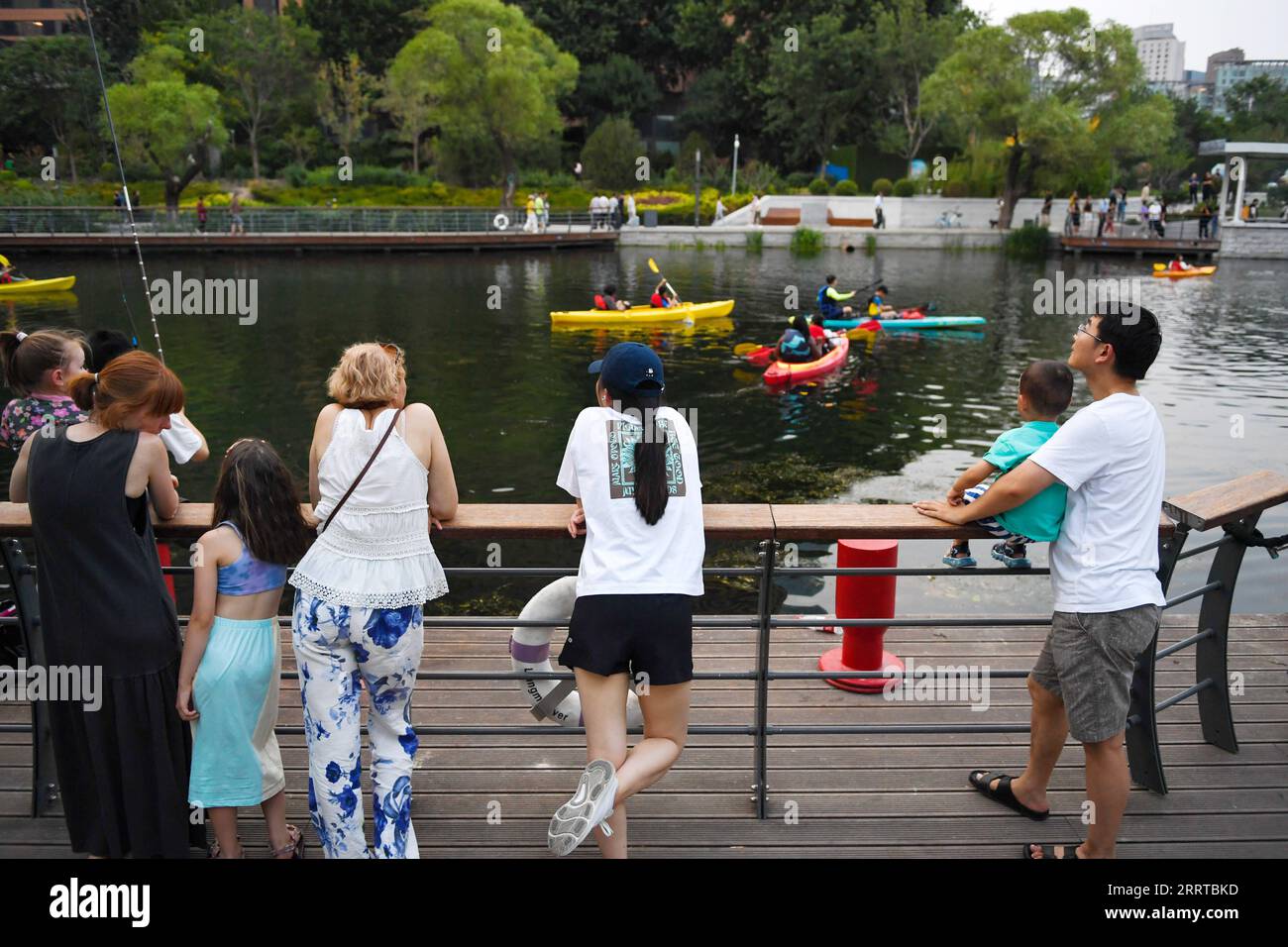 230713 -- PEKING, 13. Juli 2023 -- Touristen genießen den Blick auf den Fluss Liangma in Peking, Hauptstadt von China, 23. Juni 2023. Die seine, der zweitgrößte Fluss Frankreichs, schlängelt sich durch das Herz von Paris. Sie fließt von West nach Ost und teilt die Stadt in das ikonische linke und rechte Ufer. Das linke Ufer ist geprägt von einem künstlerischen Ambiente, das mit Cafés, Theatern und Buchläden geschmückt ist und einen Hafen für den literarischen Kreis und ein Kulturparadies schafft. Auf der anderen Seite beherbergt das rechte Ufer prestigeträchtige Sehenswürdigkeiten wie den Louvre, den ehemaligen königlichen Palast und den Elysee-Palast, das c Stockfoto