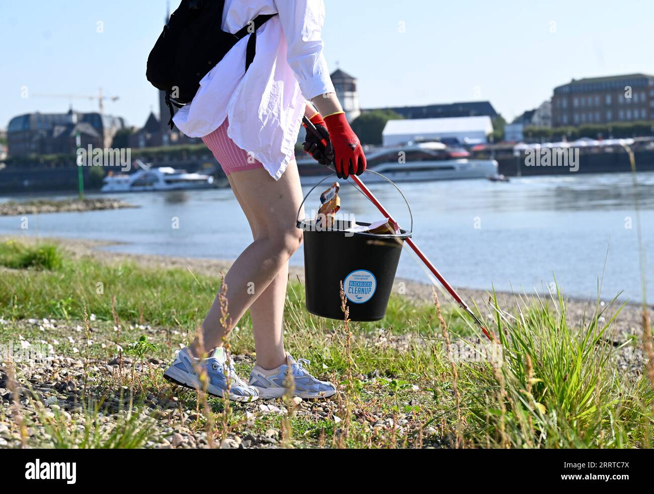 Düsseldorf, Deutschland. September 2023. Freiwillige Müllsammler nehmen am Aktionstag der Initiative „RhineCleanUp“ (RCU) in Oberkassel Teil. Sie durchsuchen die Banken nach unachtsam entsorgtem Müll, um ihn ordnungsgemäß zu entsorgen. Quelle: Roberto Pfeil/dpa/Alamy Live News Stockfoto