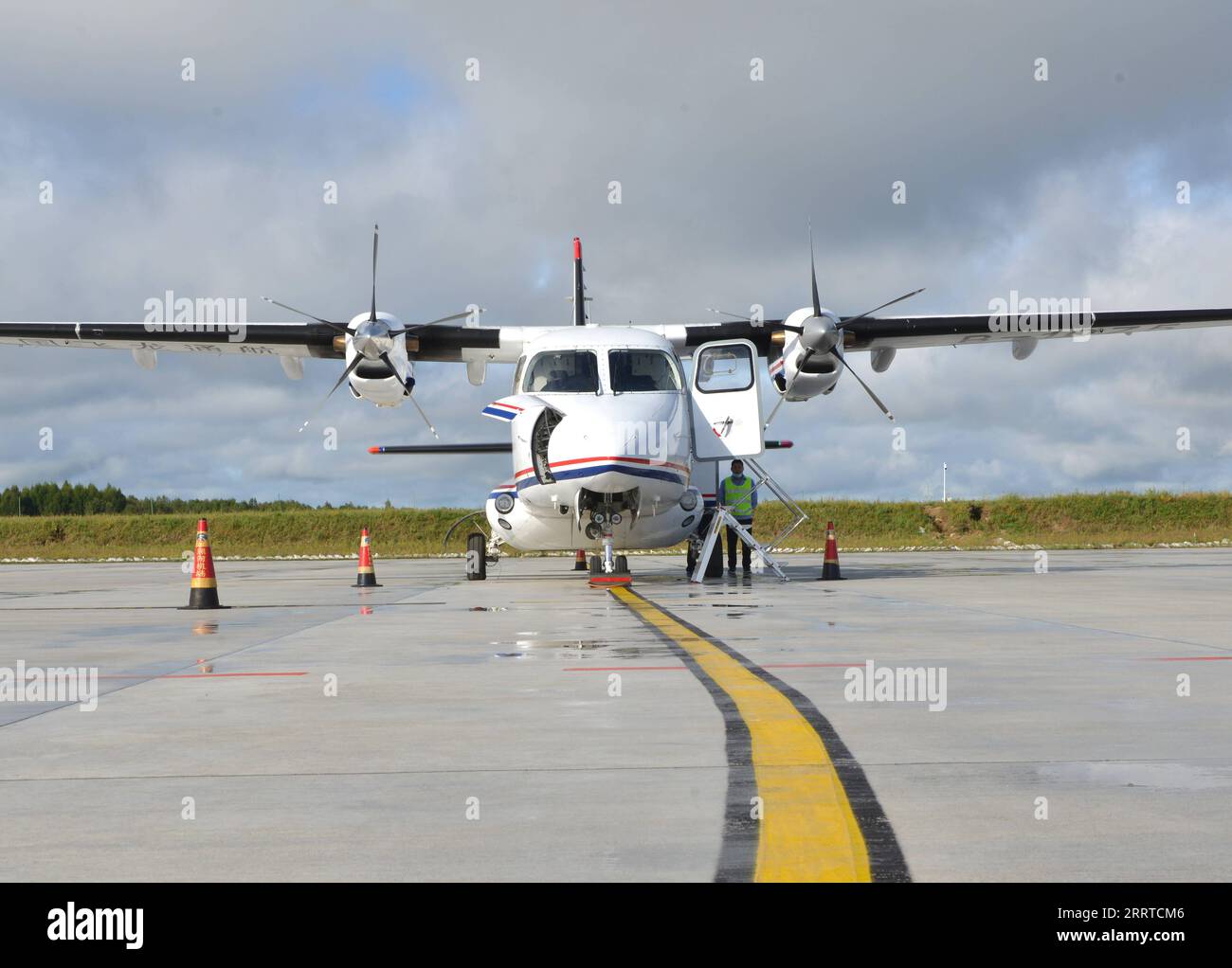 230717 -- HEIHE, 17. Juli 2023 -- dieses Dateifoto, das am 1. September 2020 aufgenommen wurde, zeigt ein Y12F-Flugzeug an einem Flughafen in Heihe, der nordöstlichen chinesischen Provinz Heilongjiang. Chinas eigene Y12F-Flugzeuge haben die Musterzulassung von der Agentur der Europäischen Union für Flugsicherheit EASA erhalten, so die Aviation Industry Corporation of China. Das in China entwickelte Flugzeug, das die Musterzulassung von der EASA erhält, stellt einen Durchbruch dar, sagte der , Chinas führender Luftfahrthersteller. UM MIT Chinas Y12F-Flugzeugen ZU FAHREN, erhält die EASA/Handout über Xinhua CHINA-HEILONGJIANG-HEIHE-Y12F-EA ein Musterzertifikat Stockfoto