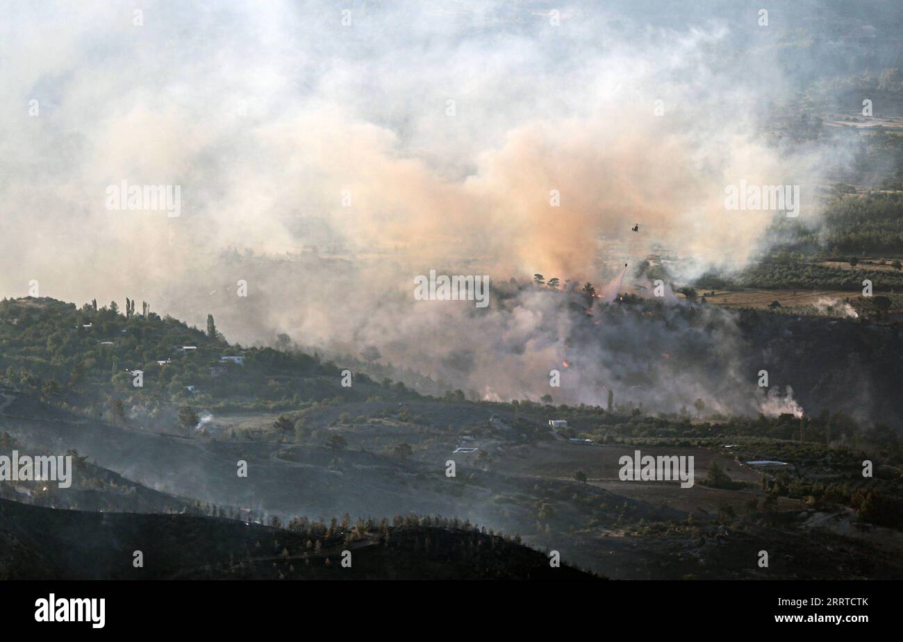230717 -- ANKARA, 17. Juli 2023 -- Rauch und Flammen steigen aus den Waldbränden, während die Intervention an Land und in der Luft im Gulnar-Bezirk der Provinz Mersin, T¹rkiye, 17. Juli 2023 fortgesetzt wird. In den südlichen und westlichen Provinzen von T¹rkiye brachen am Wochenende Waldbrände aus, als die Sommerhitze einen großen Teil des Landes erfasst, berichteten lokale Medien am Montag. /Handout über Xinhua TRKIYE-WALDBRÄNDE MustafaxKaya PUBLICATIONxNOTxINxCHN Stockfoto