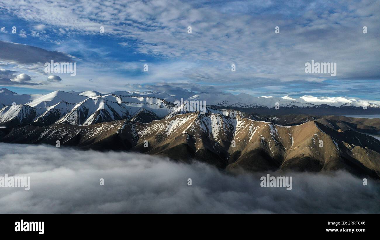230717 -- ALTUN BERGE, 17. Juli 2023 -- dieses Luftbild vom 10. Juli 2023 zeigt Berge im Altun Mountains National Nature Reserve im Nordwesten Chinas Xinjiang Uygur Autonomous Region. Mit einer durchschnittlichen Höhe von 4.580 Metern erstreckt sich das Altun Mountains National Nature Reserve über eine Gesamtfläche von 45.000 Quadratkilometern und ist ein Vertreter des Ökosystems der Plateauwüste in China. Wang Peng SKYEYECHINA-XINJIANG-ALTUN BERGE-NATURSCHUTZGEBIET CN HuxHuhu PUBLICATIONxNOTxINxCHN Stockfoto