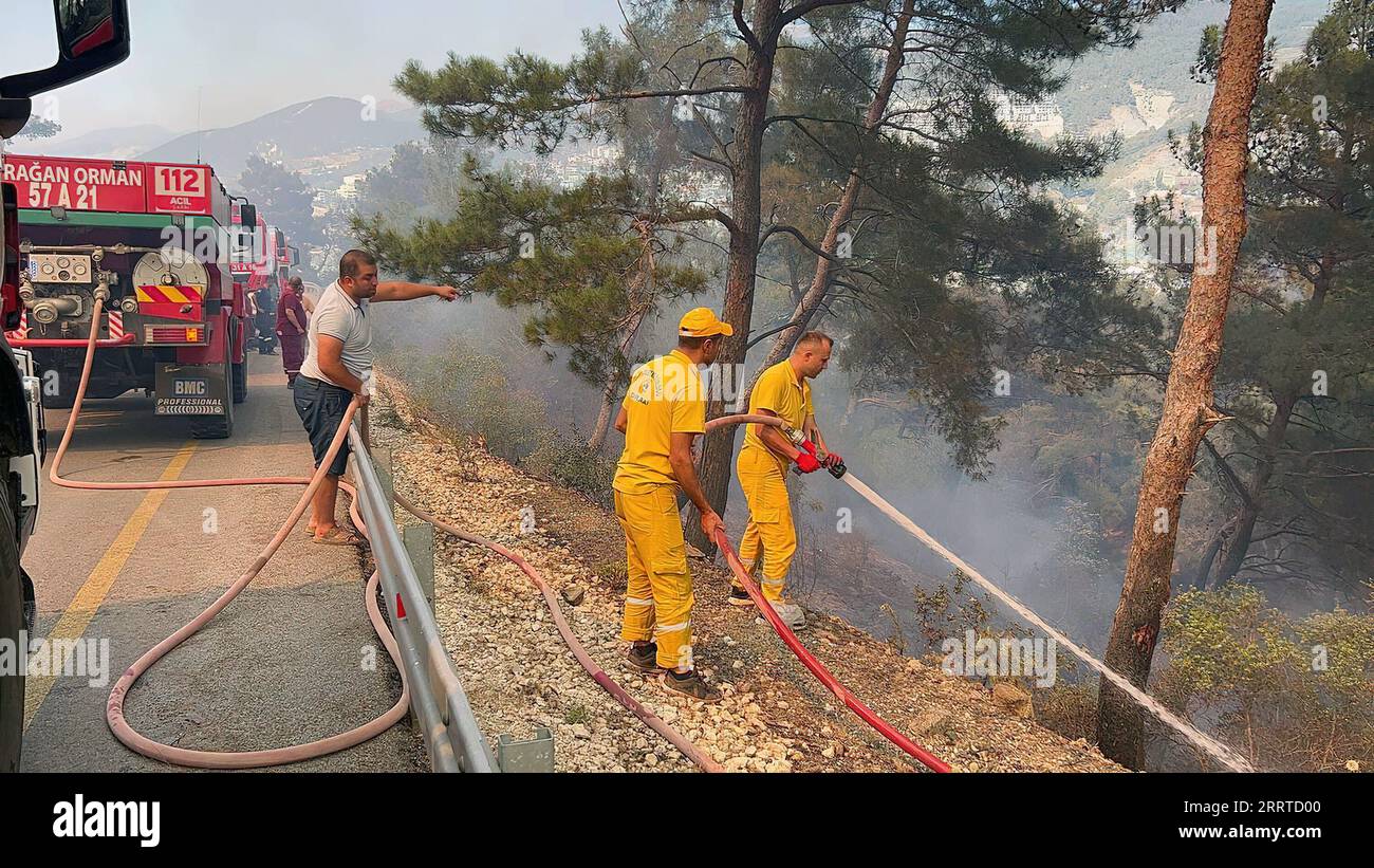 230717 -- ANKARA, 17. Juli 2023 -- Feuerwehrleute führen Löscharbeiten durch, um Waldbrände im Bezirk Belen der Provinz Hatay, T¹rkiye, 17. Juli 2023 zu bekämpfen. In den südlichen und westlichen Provinzen von T¹rkiye brachen am Wochenende Waldbrände aus, als die Sommerhitze einen großen Teil des Landes erfasst, berichteten lokale Medien am Montag. /Handout über Xinhua TRKIYE-WALDBRÄNDE MustafaxKaya PUBLICATIONxNOTxINxCHN Stockfoto