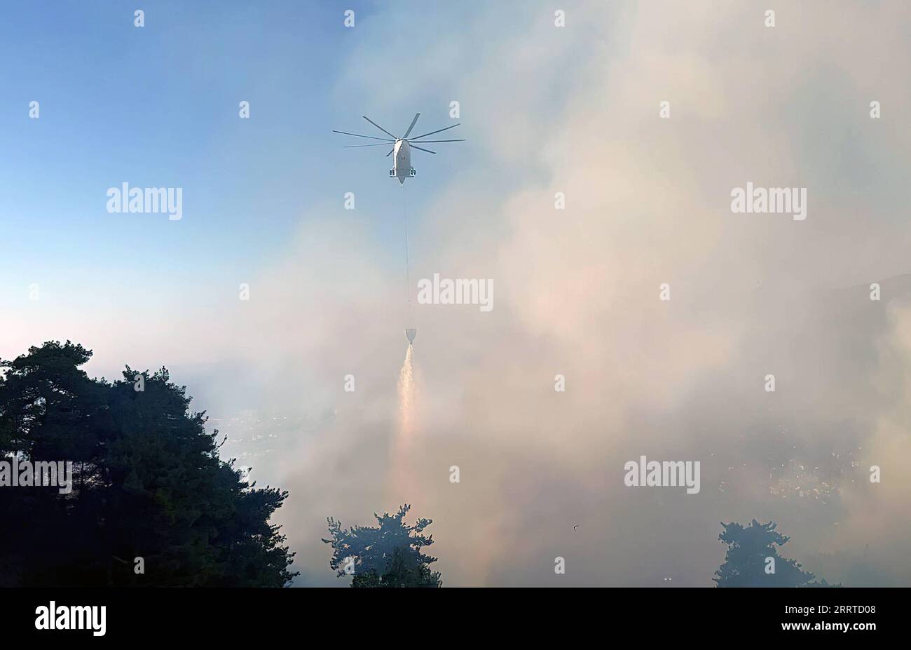 230717 -- ANKARA, 17. Juli 2023 -- Ein Helikopter, Der einen Lauffeuer im Bezirk Belen der Provinz Hatay, T¹rkiye, 17. Juli 2023, eindämmt. In den südlichen und westlichen Provinzen von T¹rkiye brachen am Wochenende Waldbrände aus, als die Sommerhitze einen großen Teil des Landes erfasst, berichteten lokale Medien am Montag. /Handout über Xinhua TRKIYE-WALDBRÄNDE MustafaxKaya PUBLICATIONxNOTxINxCHN Stockfoto