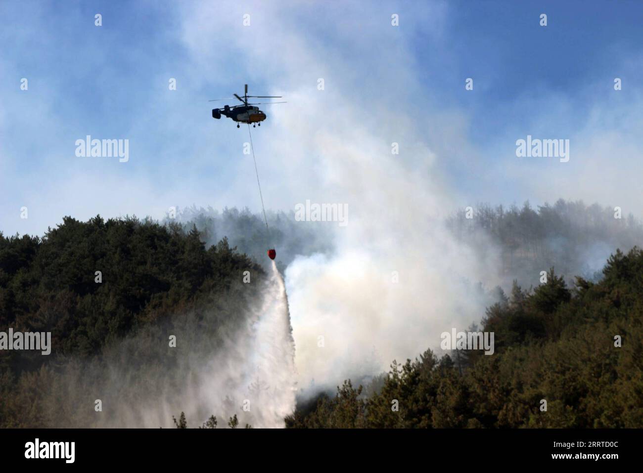 230717 -- ANKARA, 17. Juli 2023 -- Ein Helikopter, Der einen Lauffeuer im Bezirk Belen der Provinz Hatay, T¹rkiye, 17. Juli 2023, eindämmt. In den südlichen und westlichen Provinzen von T¹rkiye brachen am Wochenende Waldbrände aus, als die Sommerhitze einen großen Teil des Landes erfasst, berichteten lokale Medien am Montag. /Handout über Xinhua TRKIYE-WALDBRÄNDE MustafaxKaya PUBLICATIONxNOTxINxCHN Stockfoto