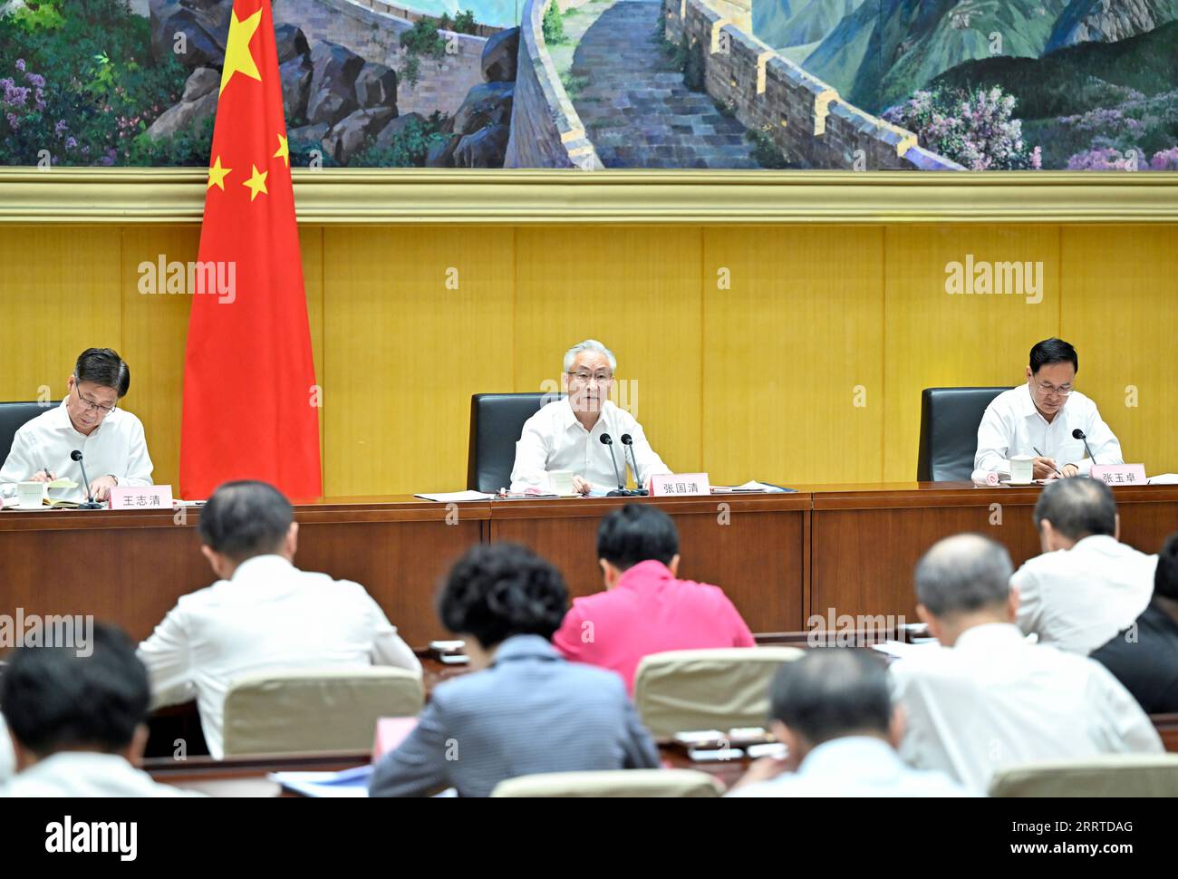 230718 -- PEKING, 18. Juli 2023 -- der chinesische Vize-Premier Zhang Guoqing, ebenfalls Mitglied des Politischen Büros des Zentralkomitees der Kommunistischen Partei Chinas, spricht eine Telekonferenz über die Vorbereitungen für eine Kampagne zur Vertiefung und Verbesserung der Reform staatseigener Unternehmen in Peking, der Hauptstadt Chinas, am 18. Juli 2023. CHINA-PEKING-ZHANG GUOQING-SOE REFORM-TELEKONFERENZ CN YINXBOGU PUBLICATIONXNOTXINXCHN Stockfoto