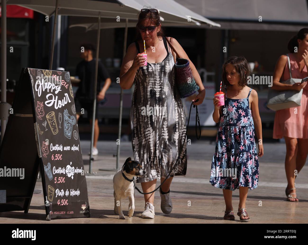 230720 -- MONTPELLIER, 20. Juli 2023 -- Leute gehen am Place de Comedie, da die höchste Temperatur 38 Grad Celsius erreicht in Montpellier, Südfrankreich, 19. Juli 2023. Am Mittwoch wurden in ganz Europa Warnungen wegen extremer Hitze ausgegeben, da der beste Teil des Kontinents von der intensivsten Hitzewelle seit Beginn der Aufzeichnungen erfasst wurde. FRANCE-MONTPELLIER-HEATWAVE GaoxJing PUBLICATIONxNOTxINxCHN Stockfoto