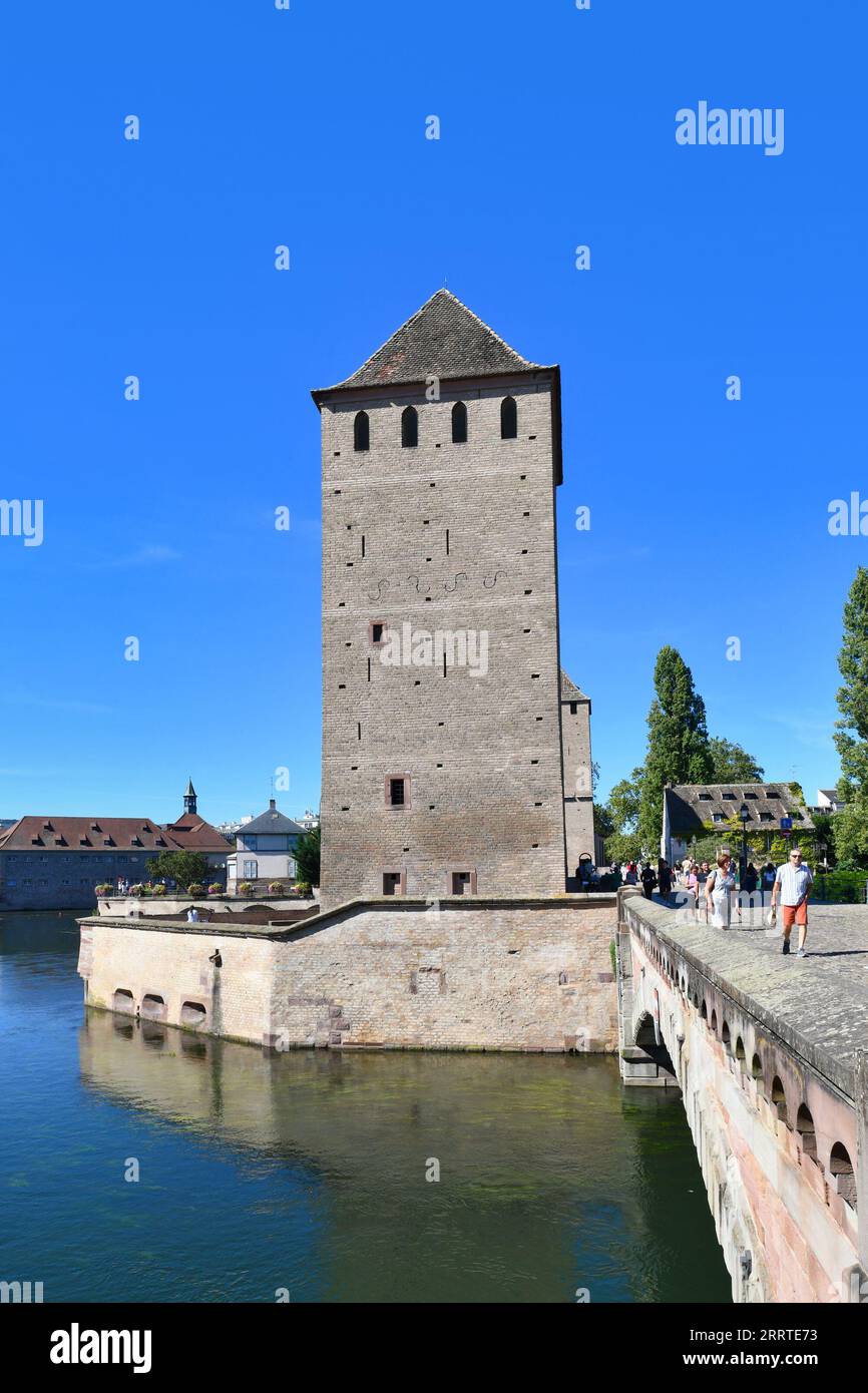 Straßburg, Frankreich - September 2023: Turm an der historischen Ponts-Couvert-Brücke an sonnigen Tagen Stockfoto