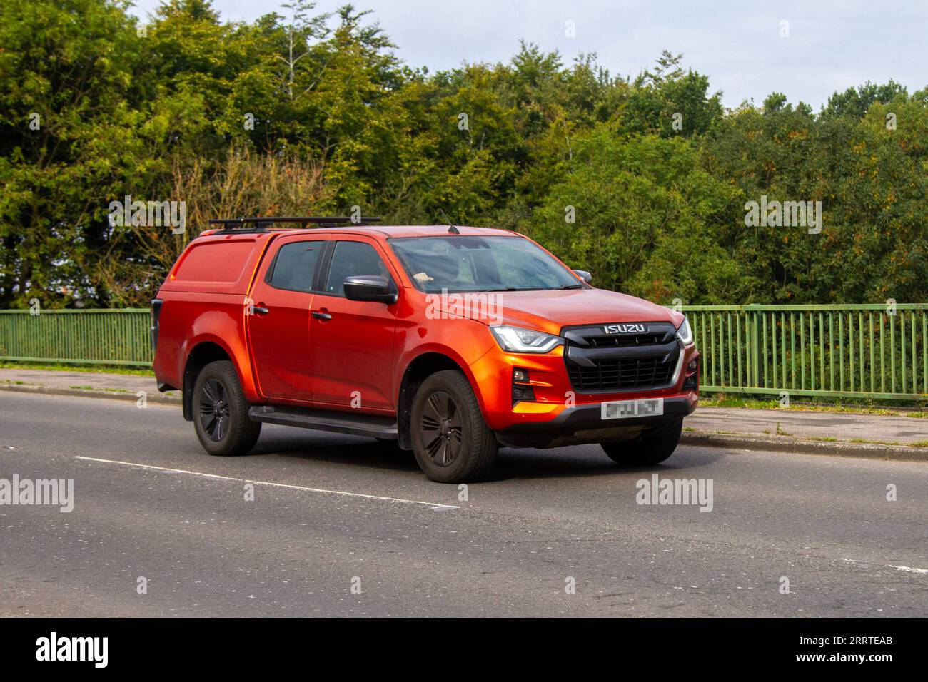 2022 Isuzu D-Max V-Cross Auto TD 164 Auto 4WD Start/Stop Orange LCV Double Cab Pick Up Diesel 1898 ccm; Autobahnbrücke im Großraum Manchester, Großbritannien überqueren. Stockfoto