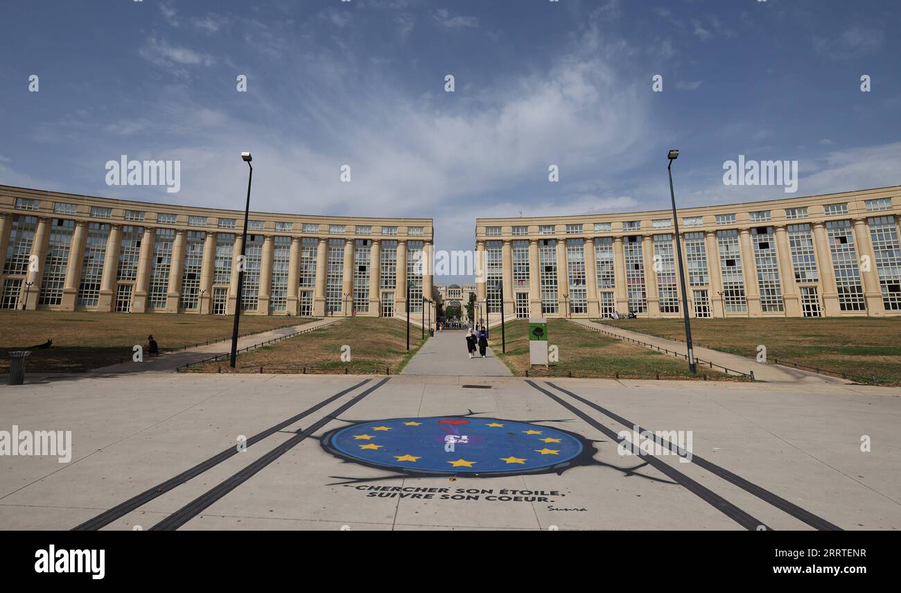 230721 -- PEKING, 21. Juli 2023 -- dieses Foto vom 18. Juli 2023 zeigt den Place de l Europe in Montpellier, Frankreich. Die Chengdu Universiade ist gleich um die Ecke, und College-Athleten aus der ganzen Welt werden sich in Chengdu versammeln, um ihre Träume zu verwirklichen. Chengdu hat viele Schwesterstädte auf der ganzen Welt. Im Jahr 1981 wurden Chengdu und Montpellier das erste Paar von Schwesterstädten der beiden Länder. Im Jahr 2011 wurden die Montpellier Chengdu Primary School und die Chengdu Montpellier Primary School in Montpellier bzw. Chengdu zum 30. Jahrestag der gebaut Stockfoto