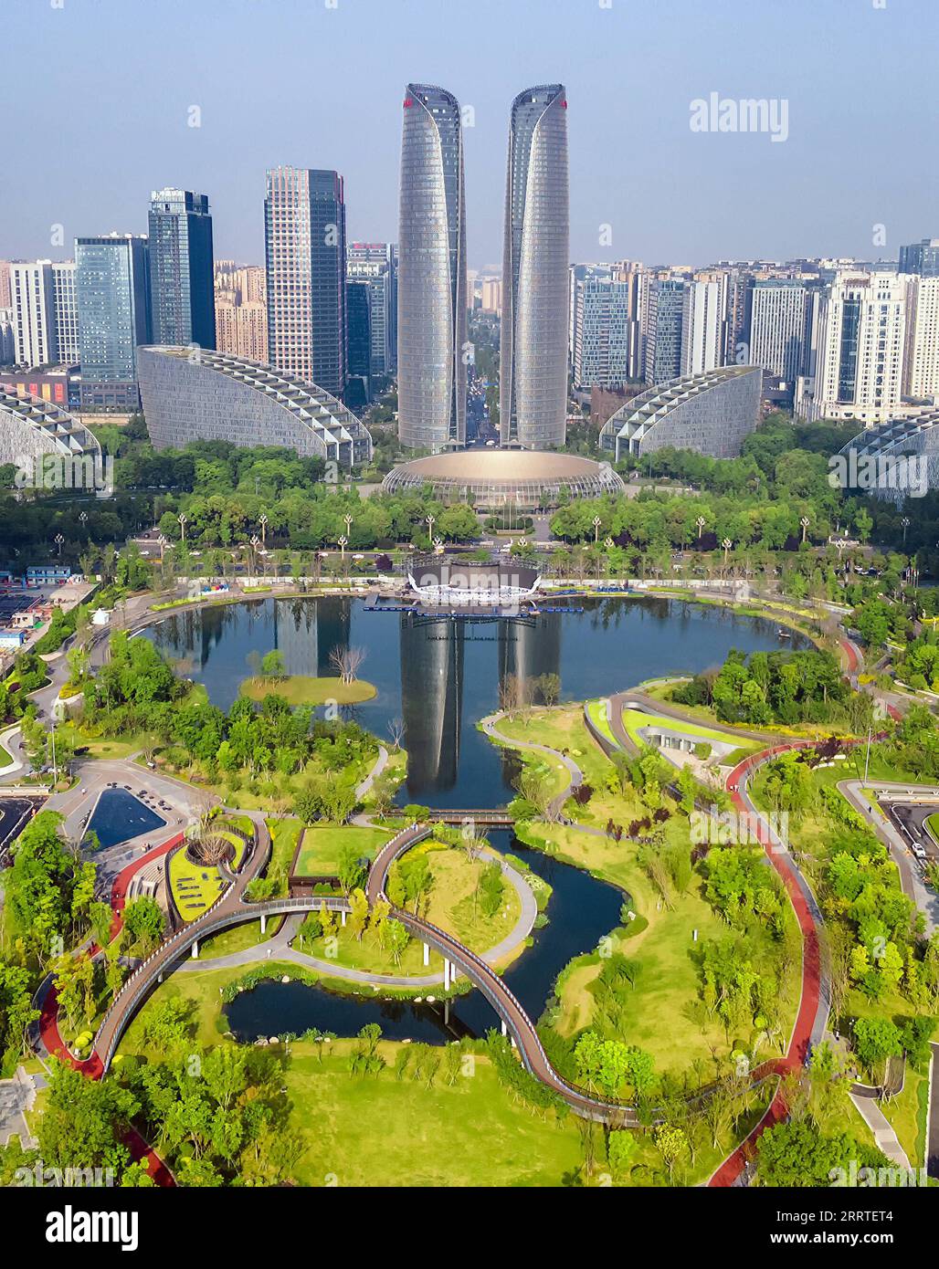 230721 -- PEKING, 21. Juli 2023 -- dieses Luftbild vom 21. April 2021 zeigt einen Blick auf den Jiaozi-Park und ein Finanzzentrum in Chengdu, der südwestlichen chinesischen Provinz Sichuan. Die Chengdu Universiade ist gleich um die Ecke, und College-Athleten aus der ganzen Welt werden sich in Chengdu versammeln, um ihre Träume zu verwirklichen. Chengdu hat viele Schwesterstädte auf der ganzen Welt. Im Jahr 1981 wurden Chengdu und Montpellier das erste Paar von Schwesterstädten der beiden Länder. 2011 wurden die Montpellier Chengdu Primary School und die Chengdu Montpellier Primary School in Montpellier und CH gebaut Stockfoto