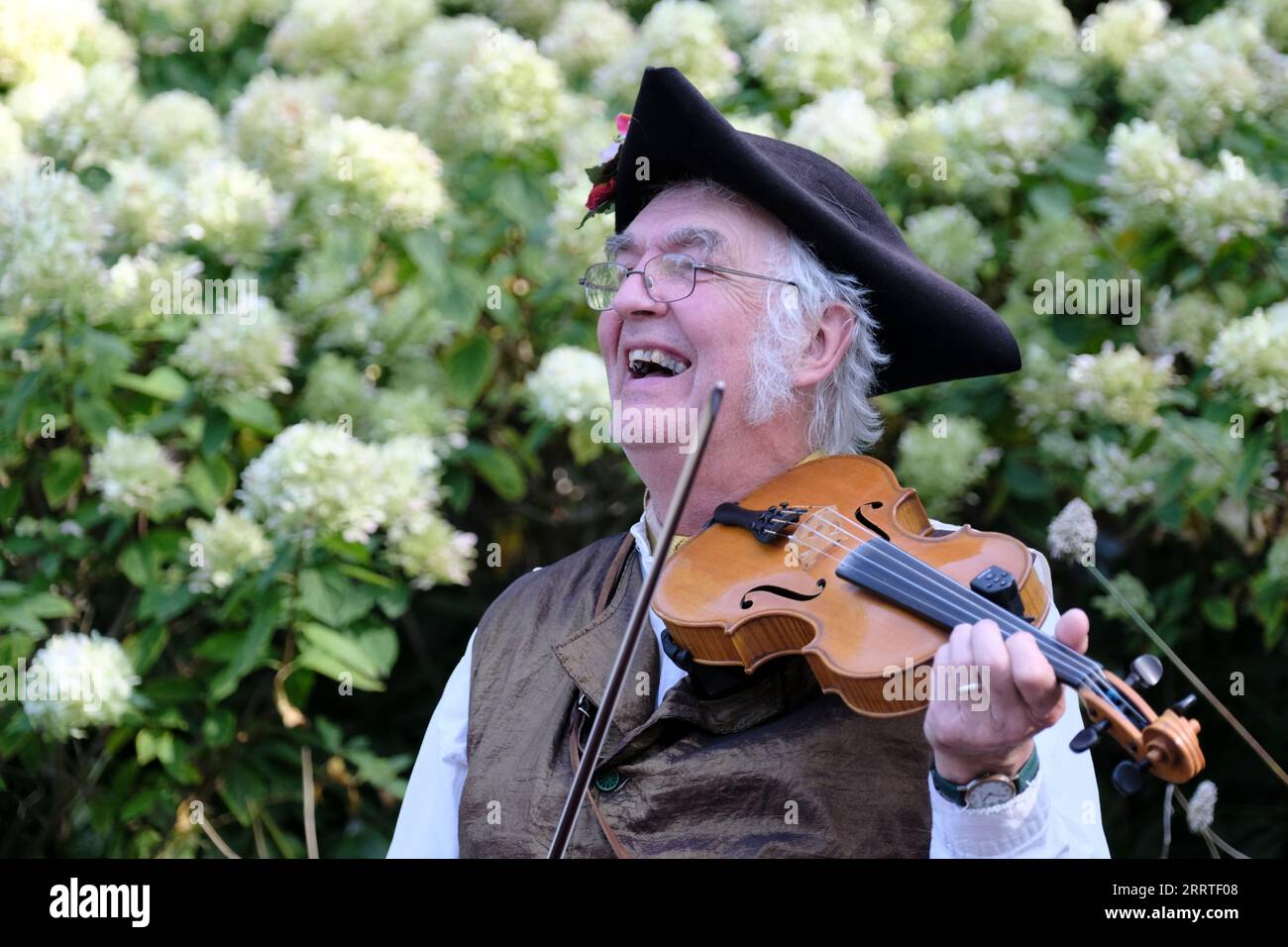 Bath, UK. September 2023. Die Grand Regency Parade ist der Beginn des jährlichen Jane Austen Festivals in Bath. Das jährliche Festival zieht Austen-Fans aus aller Welt an, die Prozession von rund 500 Menschen in Kostümen ist der Beginn einer Woche von Austen inspirierter Veranstaltungen. Ausgehend vom Holbourne Museum führt die Prozession durch historische Straßen, die seit der Zeit von Austen kaum verändert wurden, zu den Versammlungsräumen. Quelle: JMF News/Alamy Live News Stockfoto