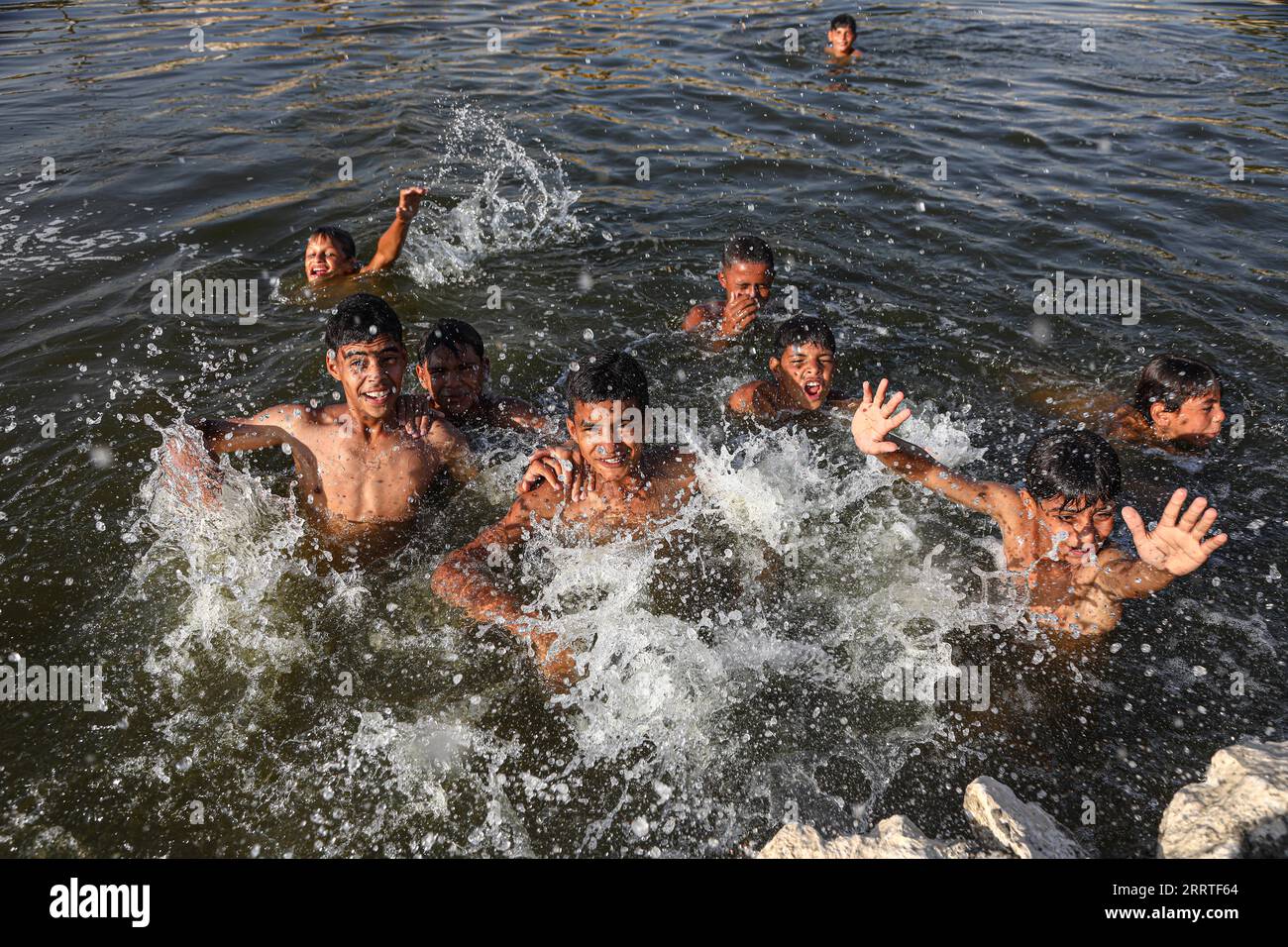 230722 -- GIZA, 22. Juli 2023 -- Jungen kühlen sich in einem Kanal während einer Hitzewelle in Gizeh, Ägypten, am 21. Juli 2023. ÄGYPTEN-GIZEH-HITZEWELLE AhmedxGomaa PUBLICATIONxNOTxINxCHN Stockfoto