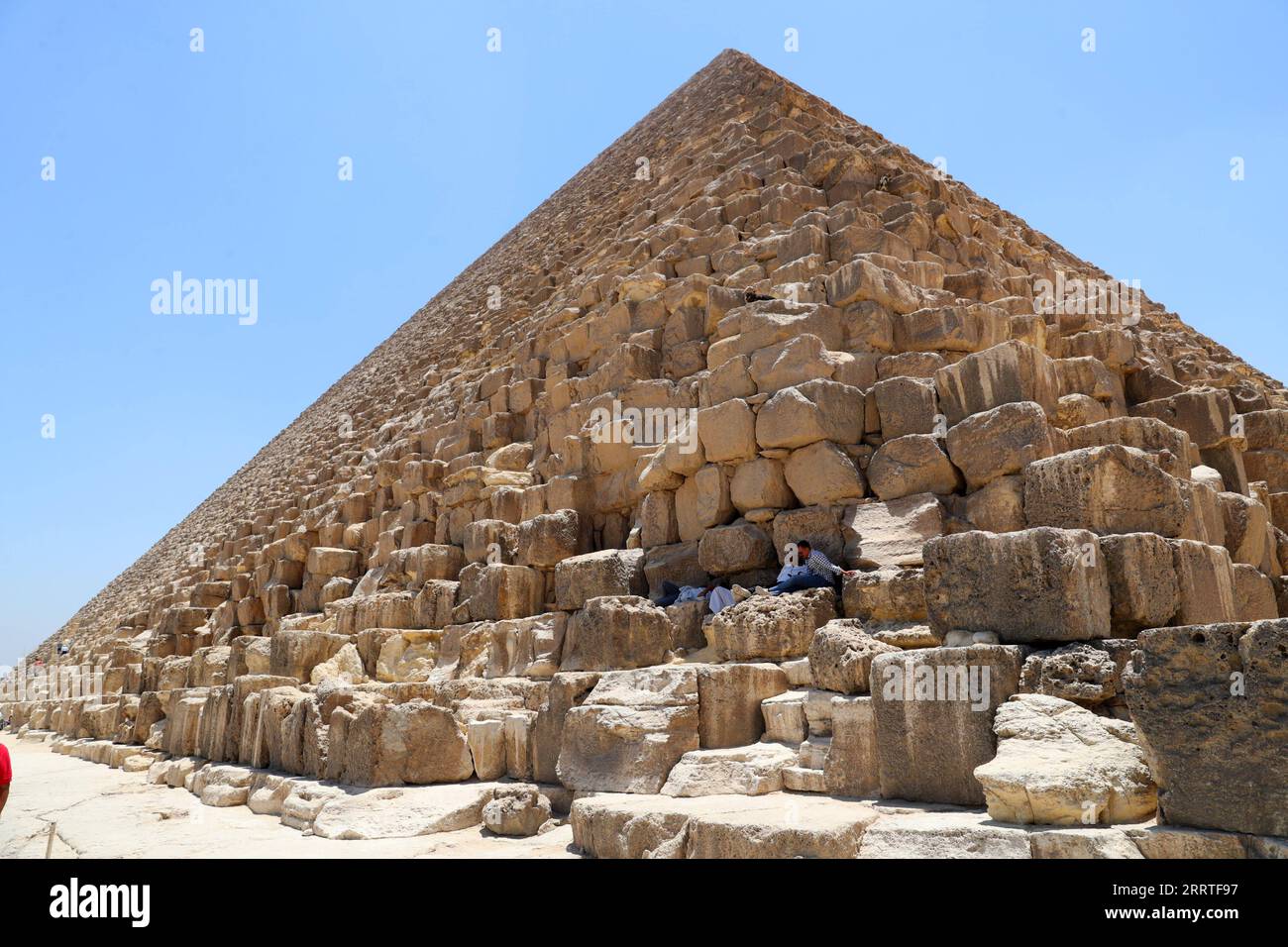230722 -- KAIRO, 22. Juli 2023 -- Touristen rasten im Schatten der Pyramiden von Gizeh während einer Hitzewelle in Gizeh, Ägypten, 22. Juli 2023. ÄGYPTEN-WETTER-HITZEWELLE SuixXiankai PUBLICATIONxNOTxINxCHN Stockfoto