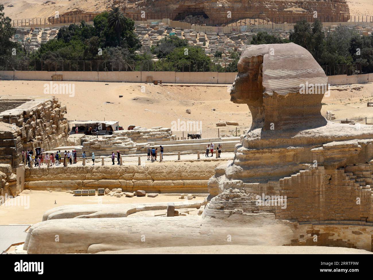 230722 -- KAIRO, 22. Juli 2023 -- Touristen besuchen die Sphinx an den Pyramiden von Gizeh während einer Hitzewelle, in Gizeh, Ägypten, 22. Juli 2023. ÄGYPTEN-WETTER-HITZEWELLE SuixXiankai PUBLICATIONxNOTxINxCHN Stockfoto