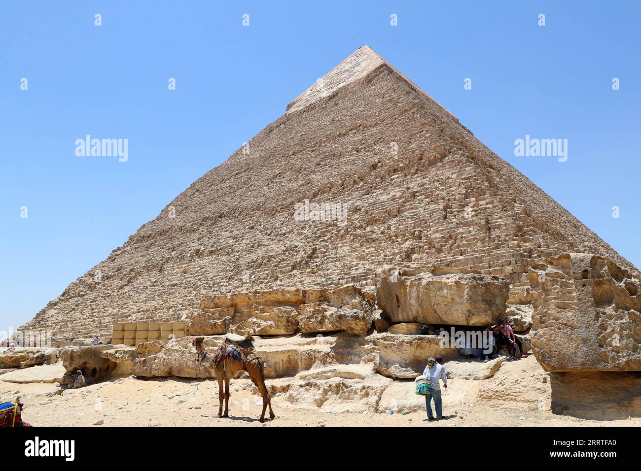 230722 -- KAIRO, 22. Juli 2023 -- Touristen rasten im Schatten der Pyramiden von Gizeh während einer Hitzewelle in Gizeh, Ägypten, 22. Juli 2023. ÄGYPTEN-WETTER-HITZEWELLE SuixXiankai PUBLICATIONxNOTxINxCHN Stockfoto
