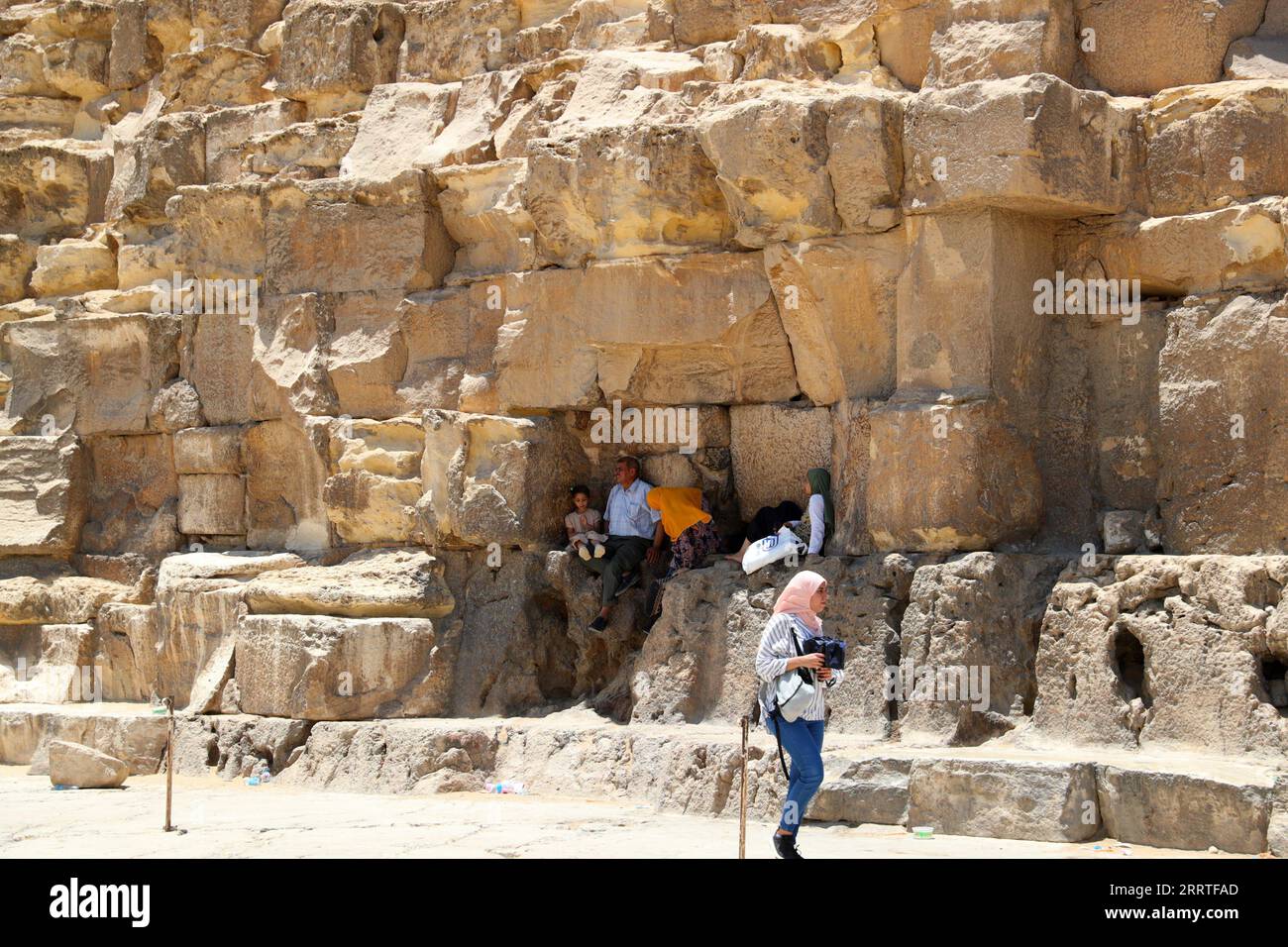230722 -- KAIRO, 22. Juli 2023 -- Touristen rasten im Schatten der Pyramiden von Gizeh während einer Hitzewelle in Gizeh, Ägypten, 22. Juli 2023. ÄGYPTEN-WETTER-HITZEWELLE SuixXiankai PUBLICATIONxNOTxINxCHN Stockfoto