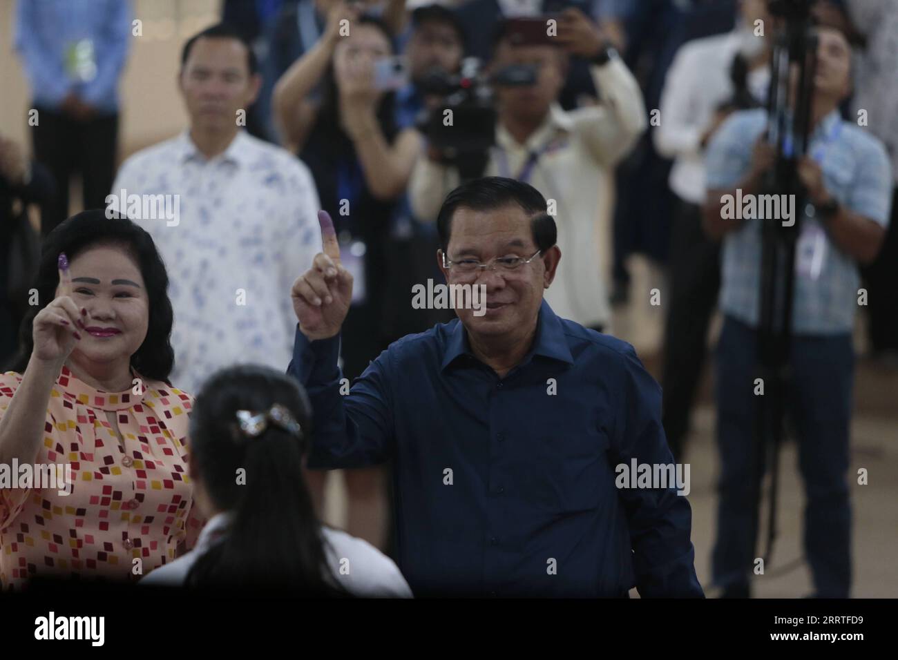 News Bilder des Tages 230723 -- KANDAL, 23. Juli 2023 -- kambodschanischer Premierminister Samdech Techo Hun Sen C zeigt seinen mit Tinte verfärbten Finger, nachdem er am 23. Juli 2023 in einer Wahllokale in der kambodschanischen Provinz Kandal seine Stimme abgegeben hat. Die siebte Parlamentswahl begann am Sonntag in Kambodscha mit insgesamt 18 politischen Parteien, die am Rennen teilnahmen, sagte ein Sprecher des Nationalen Wahlausschusses der NEC. Foto von /Xinhua CAMBODIA-KANDAL-GENERAL ELECTION-KICK OFF Phearum PUBLICATIONxNOTxINxCHN Stockfoto