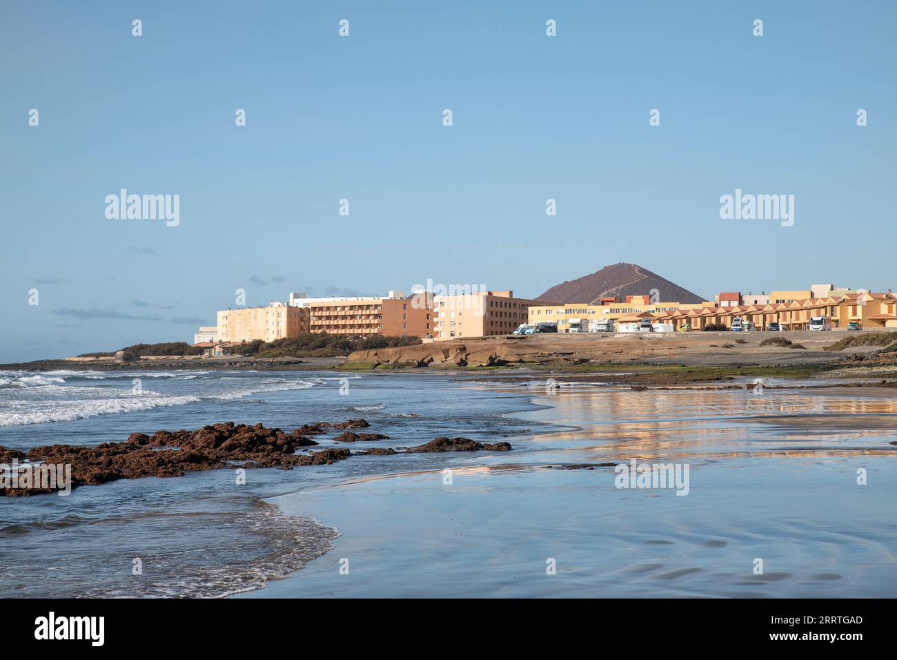 Morgenlicht reflektiert im nassen Sand von Playa de la Jaquita, einem großen Strand, der von Touristen und Einheimischen für Wassersport genutzt wird, in der Nähe von El Medano Stockfoto