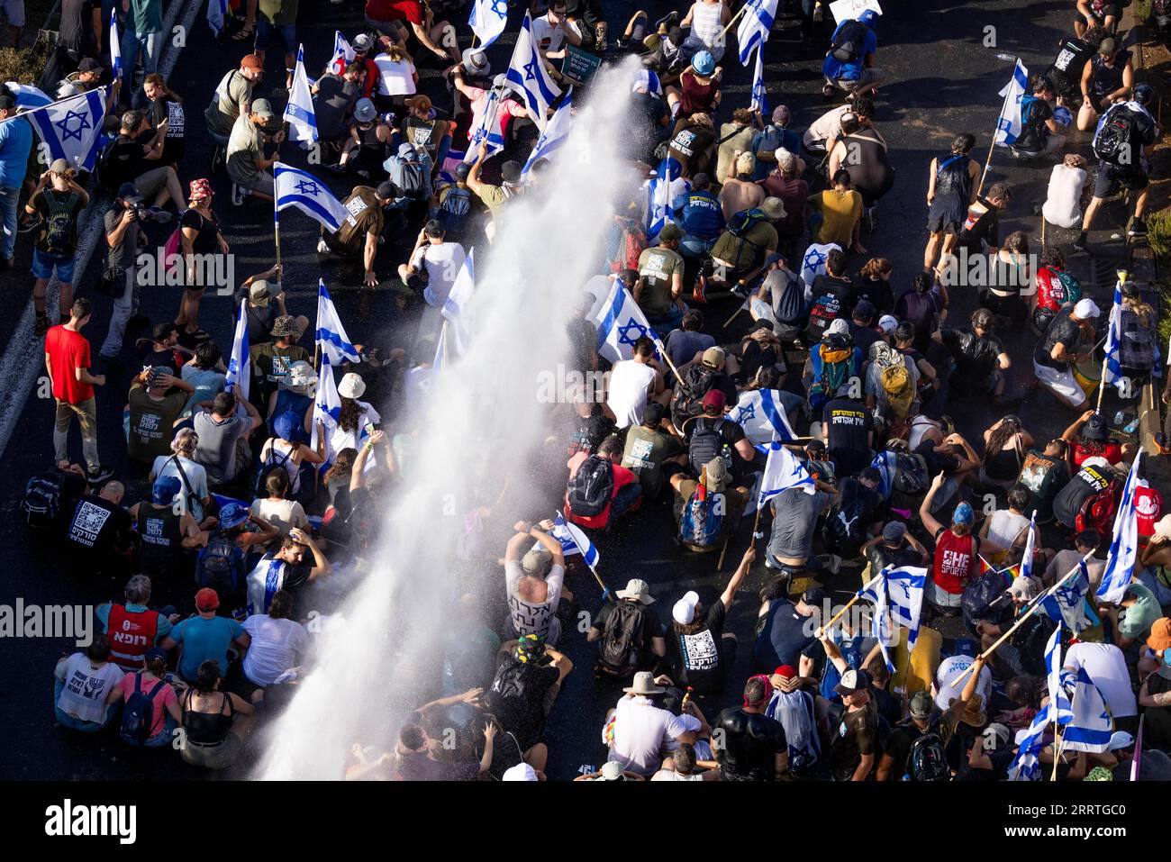 230724 -- JERUSALEM, 24. Juli 2023 -- die Polizei benutzt am 24. Juli 2023 eine Wasserkanone, um Demonstranten in der Nähe des israelischen parlaments in Jerusalem zu zerstreuen. Am Montag brachen Massenversammlungen in ganz Israel aus, nachdem die Gesetzgeber das erste Gesetz verabschiedet hatten, das die Macht des Obersten Gerichtshofs einschränkte, ein wichtiger Schritt für den umstrittenen Plan der rechtsextremen Regierung, das Justizsystem des Landes zu überarbeiten. Via Xinhua MIDEAST-JERUSALEM-ISRAEL-JUDICIAL OVERHAUL BILL-PROTEST JINI PUBLICATIONxNOTxINxCHN Stockfoto