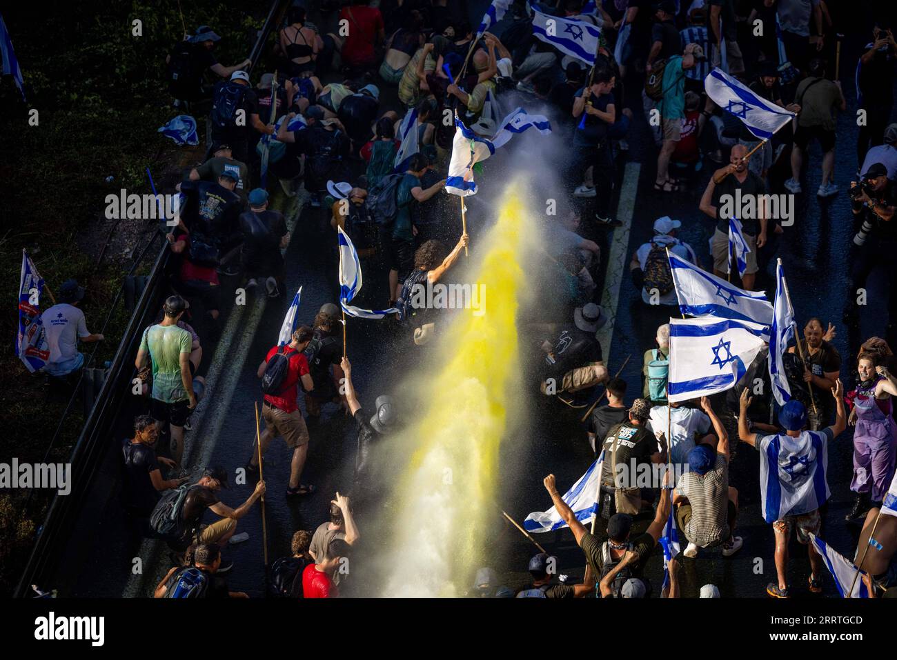 230724 -- JERUSALEM, 24. Juli 2023 -- die Polizei benutzt am 24. Juli 2023 eine Wasserkanone, um Demonstranten in der Nähe des israelischen parlaments in Jerusalem zu zerstreuen. Am Montag brachen Massenversammlungen in ganz Israel aus, nachdem die Gesetzgeber das erste Gesetz verabschiedet hatten, das die Macht des Obersten Gerichtshofs einschränkte, ein wichtiger Schritt für den umstrittenen Plan der rechtsextremen Regierung, das Justizsystem des Landes zu überarbeiten. Via Xinhua MIDEAST-JERUSALEM-ISRAEL-JUDICIAL OVERHAUL BILL-PROTEST JINI PUBLICATIONxNOTxINxCHN Stockfoto