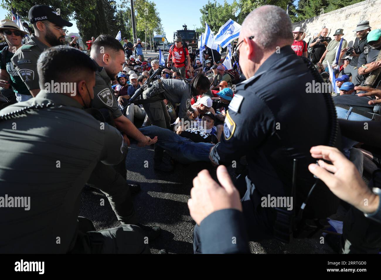 230724 -- JERUSALEM, 24. Juli 2023 -- die Polizei zerstreute am 24. Juli 2023 Demonstranten in der Nähe des israelischen parlaments in Jerusalem. Am Montag brachen Massenversammlungen in ganz Israel aus, nachdem die Gesetzgeber das erste Gesetz verabschiedet hatten, das die Macht des Obersten Gerichtshofs einschränkte, ein wichtiger Schritt für den umstrittenen Plan der rechtsextremen Regierung, das Justizsystem des Landes zu überarbeiten. Foto von /Xinhua MIDEAST-JERUSALEM-ISRAEL-JUDICIAL OVERHAUL BILL-PROTEST MuammarxAwad PUBLICATIONxNOTxINxCHN Stockfoto
