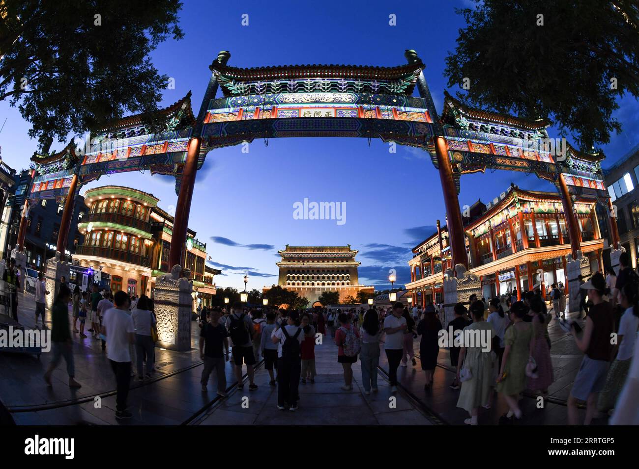 230725 -- PEKING, 25. Juli 2023 -- Menschen besuchen die Qianmen-Straße in Peking, Hauptstadt von China, 8. Juli 2023. Die in der Yuan-Dynastie von 1271 bis 1368 geschaffene Zentralachse von Peking (Zhongzhouxian) erstreckt sich 7,8 Kilometer zwischen dem Yongding-Tor im Süden der Stadt und dem Trommelturm und dem Glockenturm im Norden. Die meisten der großen Gebäude der Altstadt Pekings liegen entlang dieser Achse. Tore, Paläste, Tempel, Plätze und Gärten der Altstadt sind alle bis zur Achse miteinander verbunden. Als sie die Volksaktivitäten entlang der Strecke von alten bis zu neuen Zeiten miterlebten, sind sie selbst eine Freude zu sehen Stockfoto