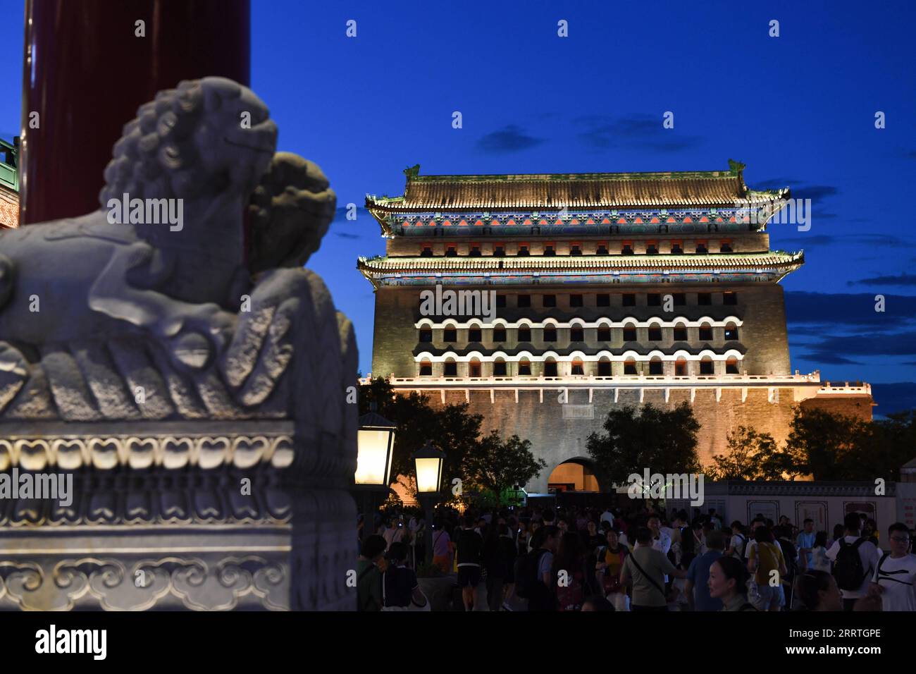 230725 -- PEKING, 25. Juli 2023 -- Menschen besuchen die Qianmen-Straße in Peking, Hauptstadt von China, 8. Juli 2023. Die in der Yuan-Dynastie von 1271 bis 1368 geschaffene Zentralachse von Peking (Zhongzhouxian) erstreckt sich 7,8 Kilometer zwischen dem Yongding-Tor im Süden der Stadt und dem Trommelturm und dem Glockenturm im Norden. Die meisten der großen Gebäude der Altstadt Pekings liegen entlang dieser Achse. Tore, Paläste, Tempel, Plätze und Gärten der Altstadt sind alle bis zur Achse miteinander verbunden. Als sie die Volksaktivitäten entlang der Strecke von alten bis zu neuen Zeiten miterlebten, sind sie selbst eine Freude zu sehen Stockfoto