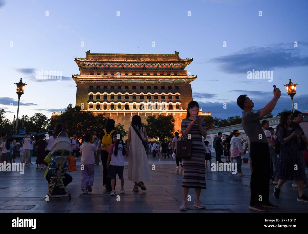 230725 -- PEKING, 25. Juli 2023 -- Menschen besuchen die Qianmen-Straße in Peking, Hauptstadt von China, 8. Juli 2023. Die in der Yuan-Dynastie von 1271 bis 1368 geschaffene Zentralachse von Peking (Zhongzhouxian) erstreckt sich 7,8 Kilometer zwischen dem Yongding-Tor im Süden der Stadt und dem Trommelturm und dem Glockenturm im Norden. Die meisten der großen Gebäude der Altstadt Pekings liegen entlang dieser Achse. Tore, Paläste, Tempel, Plätze und Gärten der Altstadt sind alle bis zur Achse miteinander verbunden. Als sie die Volksaktivitäten entlang der Strecke von alten bis zu neuen Zeiten miterlebten, sind sie selbst eine Freude zu sehen Stockfoto