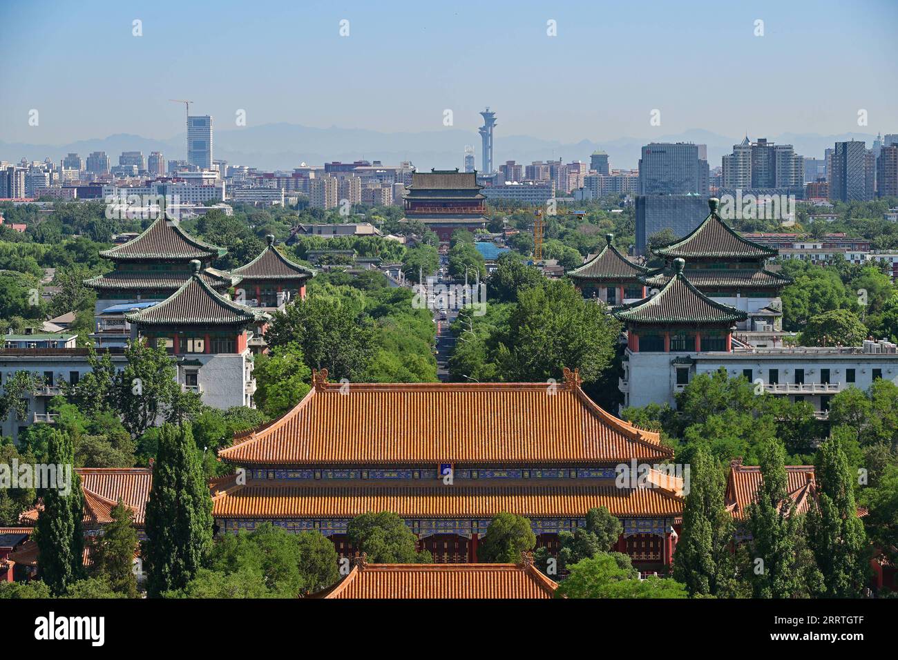 230725 -- PEKING, 25. Juli 2023 -- dieses Foto vom 21. Juni 2023 zeigt den Trommelturm aus dem Jingshan Park in Peking, der Hauptstadt Chinas. Die in der Yuan-Dynastie von 1271 bis 1368 geschaffene Zentralachse von Peking (Zhongzhouxian) erstreckt sich 7,8 Kilometer zwischen dem Yongding-Tor im Süden der Stadt und dem Trommelturm und dem Glockenturm im Norden. Die meisten der großen Gebäude der Altstadt Pekings liegen entlang dieser Achse. Tore, Paläste, Tempel, Plätze und Gärten der Altstadt sind alle bis zur Achse miteinander verbunden. Wie sie die Volksaktivitäten entlang der Strecke von alten Tagen bis zu neuen beobachten konnten Stockfoto