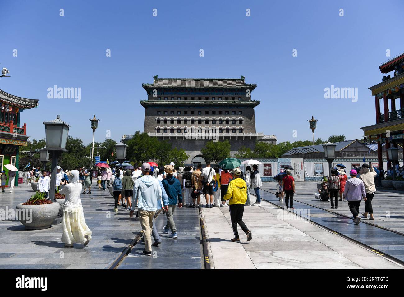 230725 -- PEKING, 25. Juli 2023 -- Menschen besuchen die Qianmen-Straße in Peking, Hauptstadt von China, 6. Juli 2023. Die in der Yuan-Dynastie von 1271 bis 1368 geschaffene Zentralachse von Peking (Zhongzhouxian) erstreckt sich 7,8 Kilometer zwischen dem Yongding-Tor im Süden der Stadt und dem Trommelturm und dem Glockenturm im Norden. Die meisten der großen Gebäude der Altstadt Pekings liegen entlang dieser Achse. Tore, Paläste, Tempel, Plätze und Gärten der Altstadt sind alle bis zur Achse miteinander verbunden. Als sie die Volksaktivitäten entlang der Strecke von alten bis zu neuen Zeiten miterlebten, sind sie selbst eine Freude zu sehen Stockfoto