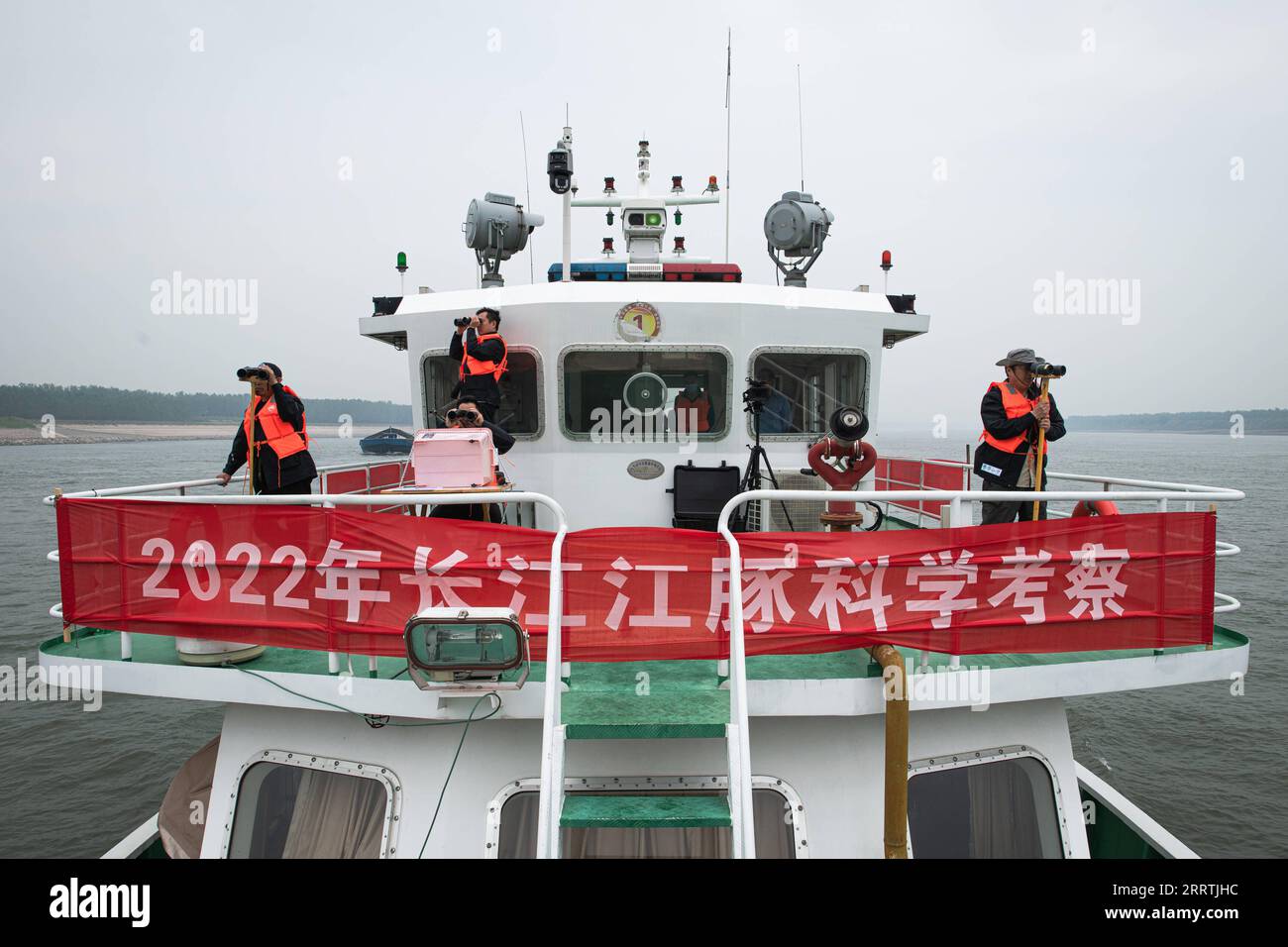 230727 -- WUHAN, 27. Juli 2023 -- Mitarbeiter führen Beobachtungsarbeiten während der Yangtze Finless Porpoise Expedition 2022 im Abschnitt Shishou des Yangtze River, Provinz Hubei in Zentralchina, 23. September 2022 durch. Drei Generationen von Forschern am Institut für Hydrobiologie, der Chinesischen Akademie der Wissenschaften CAS, haben Jahrzehnte damit verbracht, gefährdete Arten zu retten und zu pflegen - den Baiji-Delfin und den Yangtze-Schweinswal. Letzterer wird als lächelnder Engel des Yangtze-Flusses bezeichnet, da seine leicht gelockten Lippen denen eines lächelnden Menschen ähneln. Der Baiji-Delfin Qi Qi verstarb im Juli 2002 Stockfoto