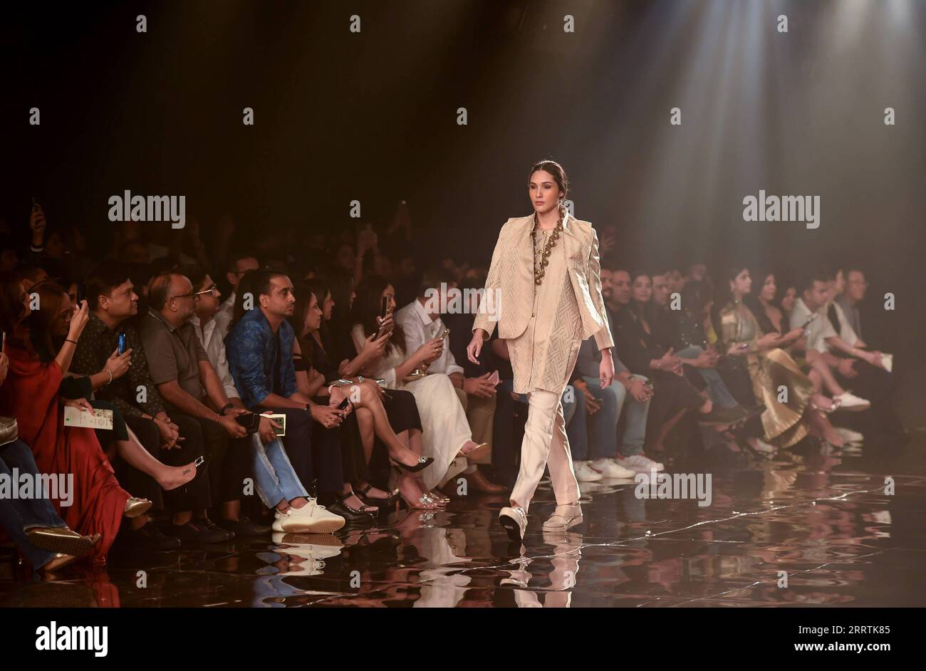 230729 -- NEU DELHI, 29. Juli 2023 -- Ein Modell zeigt eine Kreation des indischen Designers Kunal Rawal während der FDCI India Couture Week 2023 in Neu Delhi, Indien, 28. Juli 2023. INDIA-NEW DELHI-FASHION SHOW-FDCI INDIA COUTURE WEEK JAVEDXDAR PUBLICATIONXNOTXINXCHN Stockfoto