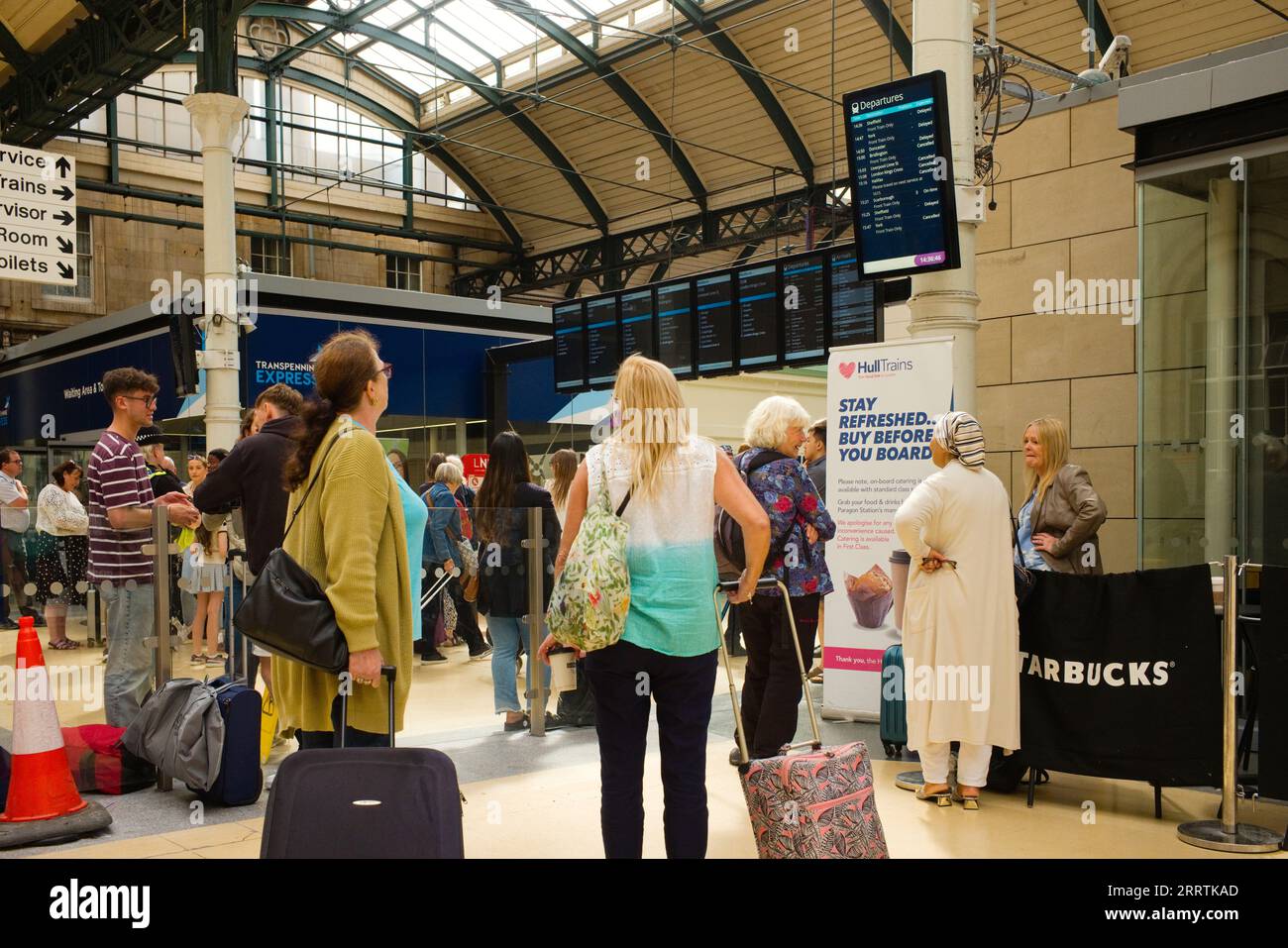 Ängstliche Passagiere am Bahnhof Hull während einer fünfstündigen Zugverzögerung Stockfoto
