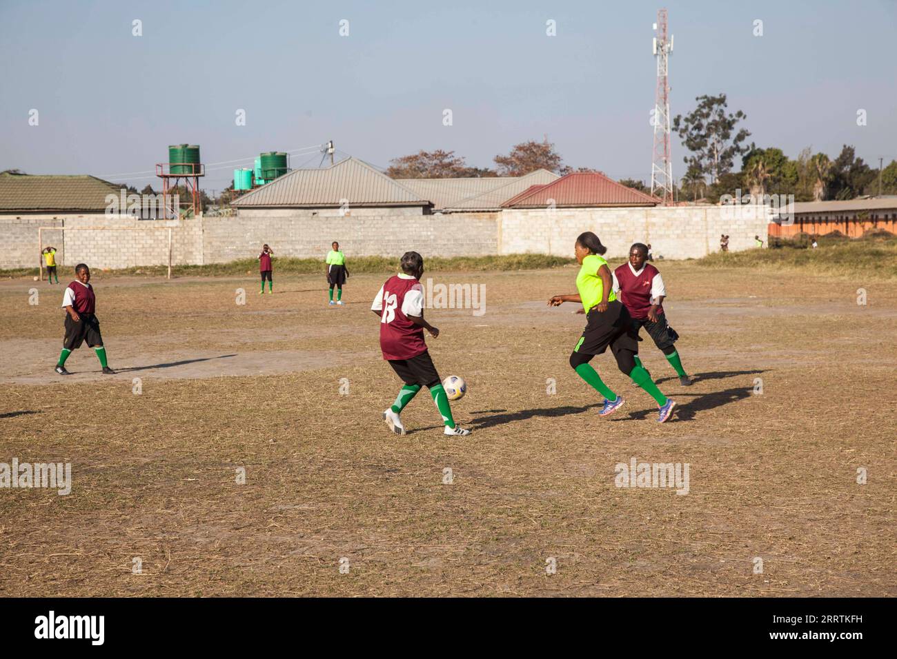 230730 -- LUSAKA, 30. Juli 2023 -- Mitglieder der Yasha Grannies Fußballmannschaft nehmen an einem Training in Lusaka, Sambia, 27. Juli 2023 Teil. ZUM MITNEHMEN: Sambische Omas spielen Fußball, um fit zu bleiben Foto: /Xinhua SAMBIA-OMAS-FOOTBALL-TRAINING MartinxMbangweta PUBLICATIONxNOTxINxCHN Stockfoto
