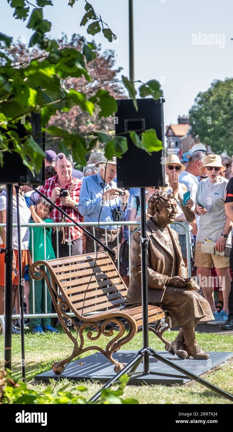 Wallingford, Großbritannien. Samstag, 9. September 2023. Im Kinecroft in Wallingford versammeln sich Massen, um die Enthüllung der lebensgroßen Bronzestatue der Kriminalschriftstellerin Agatha Christie zu sehen. Der Schriftsteller verbrachte mehr als 40 Jahre am Stadtrand von Wallingford. Sie lebte im Winterbrook House und wurde auf dem Kirchhof von St. Mary’s in Cholsey begraben. Lu Parrott / Alamy Live News Stockfoto