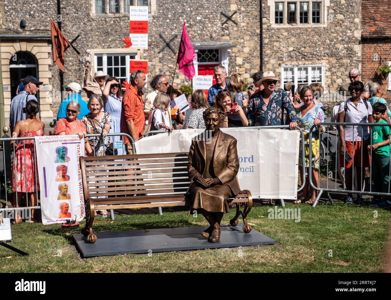 Wallingford, Großbritannien. Samstag, 9. September 2023. Im Kinecroft in Wallingford versammeln sich Massen, um die Enthüllung der lebensgroßen Bronzestatue der Kriminalschriftstellerin Agatha Christie zu sehen. Der Schriftsteller verbrachte mehr als 40 Jahre am Stadtrand von Wallingford. Sie lebte im Winterbrook House und wurde auf dem Kirchhof von St. Mary’s in Cholsey begraben. Lu Parrott / Alamy Live News Stockfoto