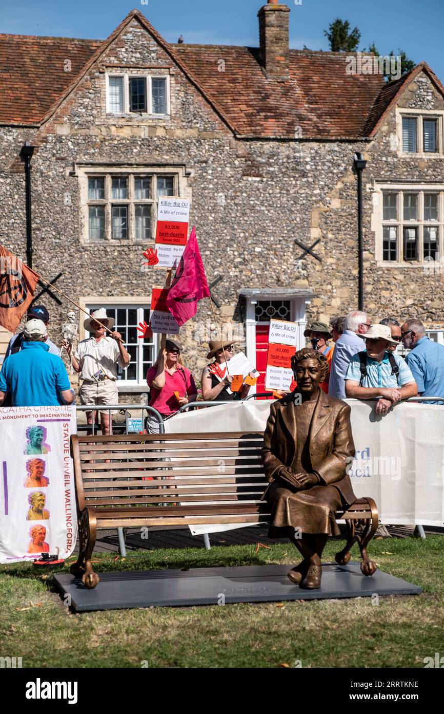 Wallingford, Großbritannien. Samstag, 9. September 2023. Im Kinecroft in Wallingford versammeln sich Massen, um die Enthüllung der lebensgroßen Bronzestatue der Kriminalschriftstellerin Agatha Christie zu sehen. Der Schriftsteller verbrachte mehr als 40 Jahre am Stadtrand von Wallingford. Sie lebte im Winterbrook House und wurde auf dem Kirchhof von St. Mary’s in Cholsey begraben. Lu Parrott / Alamy Live News Stockfoto