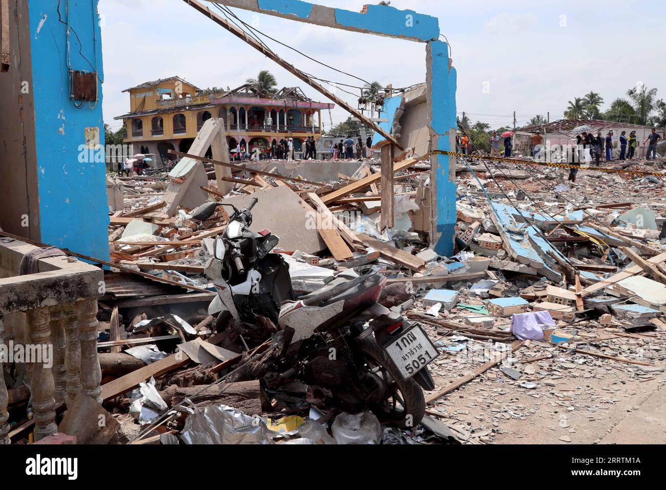 230730 -- NARATHIWAT, 30. Juli 2023 -- dieses Foto, das am 30. Juli 2023 aufgenommen wurde, zeigt die Szene der Explosion in Narathiwat, Thailand. Mindestens 10 Menschen wurden getötet und mehr als 100 wurden verletzt, nachdem am Samstag ein Feuerwerkslager in Südthailand explodierte, sagten Regierungsbeamte. Die Explosion, die am Nachmittag stattfand, zerstörte etwa 10 Häuser und beschädigte teilweise etwa 100 Häuser auf einem Markt in der an Malaysia angrenzenden Provinz Narathiwat, sagte der stellvertretende Regierungssprecher Ratchada Thanadirek. THAILAND-NARATHIWAT-FEUERWERK LAGEREXPLOSION WangxTeng PUBLICATIONxNOTxINxCHN Stockfoto