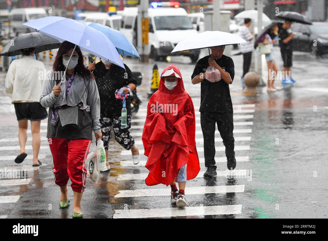 230730 -- PEKING, 30. Juli 2023 -- Menschen gehen unter dem Regen in Peking, Hauptstadt von China, 30. Juli 2023. Vom Taifun Doksuri, dem fünften Taifun dieses Jahres, betroffen, haben starke Niederschläge nordchinesische Regionen getroffen, darunter Peking, Hebei und Shandong. CHINA-BEIJING-RAININSTORM CN JuxHuanzong PUBLICATIONxNOTxINxCHN Stockfoto