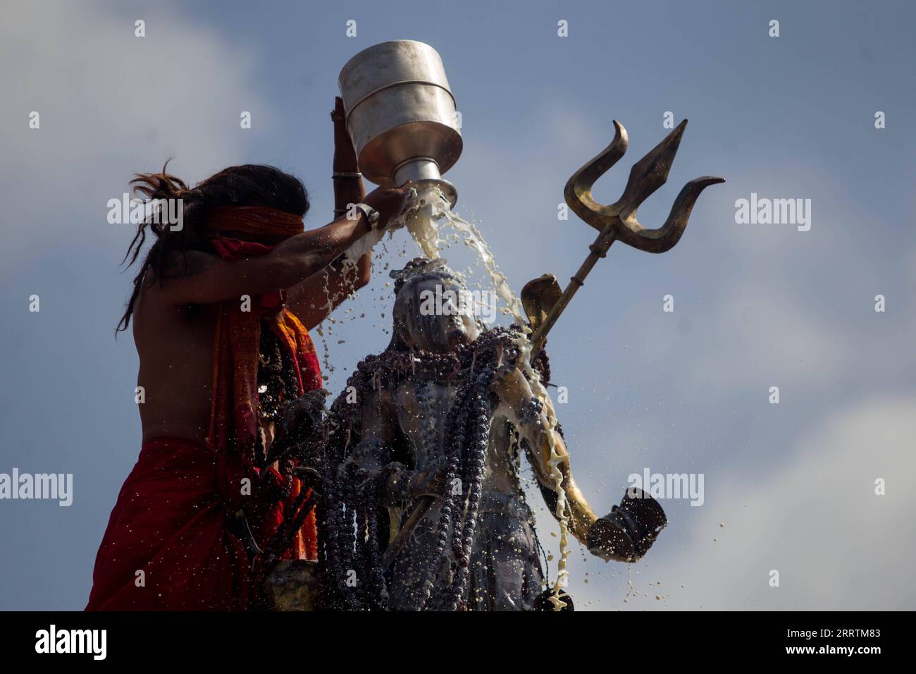 230731 -- KATHMANDU, 31. Juli 2023 -- Ein hinduistischer Priester badet ein Götzenbild von Lord Shiva mit Panchamrit, einem traditionellen Opfer aus Milch, Quark, Honig, Ghee und Zucker, bei einem Ritual während des hinduistischen heiligen Monats Shrawan in Kathmandu, Nepal, am 31. Juli 2023. Hindus betrachten Shrawan als eine glückliche Zeit, um zu Lord Shiva für Glück und Wohlstand zu beten. Foto von /Xinhua NEPAL-KATHMANDU-HOLY MONTH-LORD SHIVA-BADERITUAL SulavxShrestha PUBLICATIONxNOTxINxCHN Stockfoto