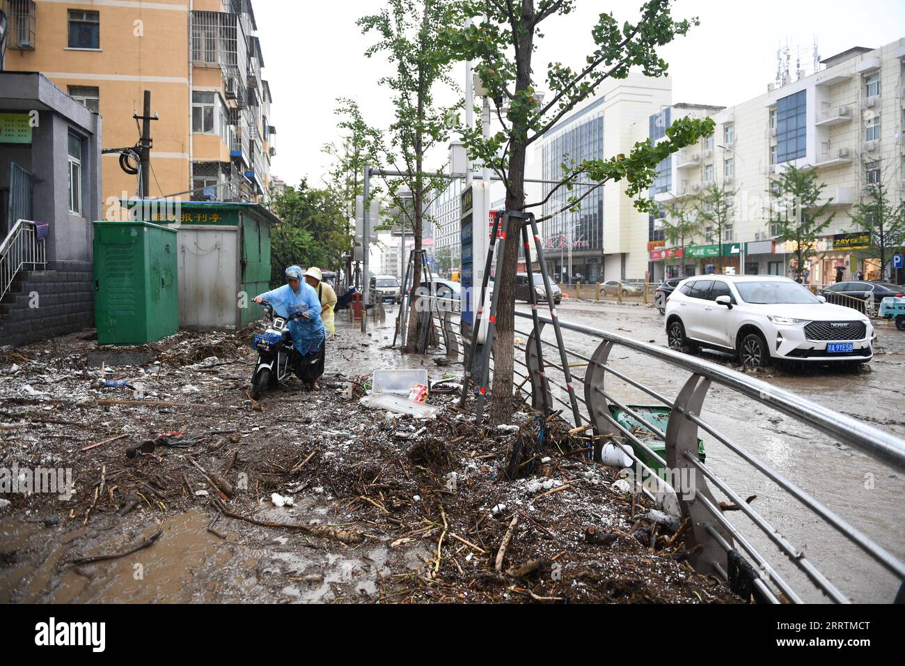 230731 -- PEKING, 31. Juli 2023 -- Fußgänger gehen auf einer matschigen Straße im überfluteten Mentougou Bezirk von Peking, Hauptstadt von China, 31. Juli 2023. Am Montag um 16:00 Uhr hatte die chinesische Hauptstadt 40 Stunden Dauerniederschlag erlebt. Die Daten zeigen, dass die durchschnittliche Niederschlagsmenge in Peking von 20:00 Uhr Samstag bis 15:00 Uhr Montag 193,4 mm betrug, wobei die maximale Niederschlagsmenge an einem malerischen Ort im Bezirk Mentougou mehr als 580 mm betrug. CHINA-BEIJING-DOWNPOURS CN JuxHuanzong PUBLICATIONxNOTxINxCHN Stockfoto