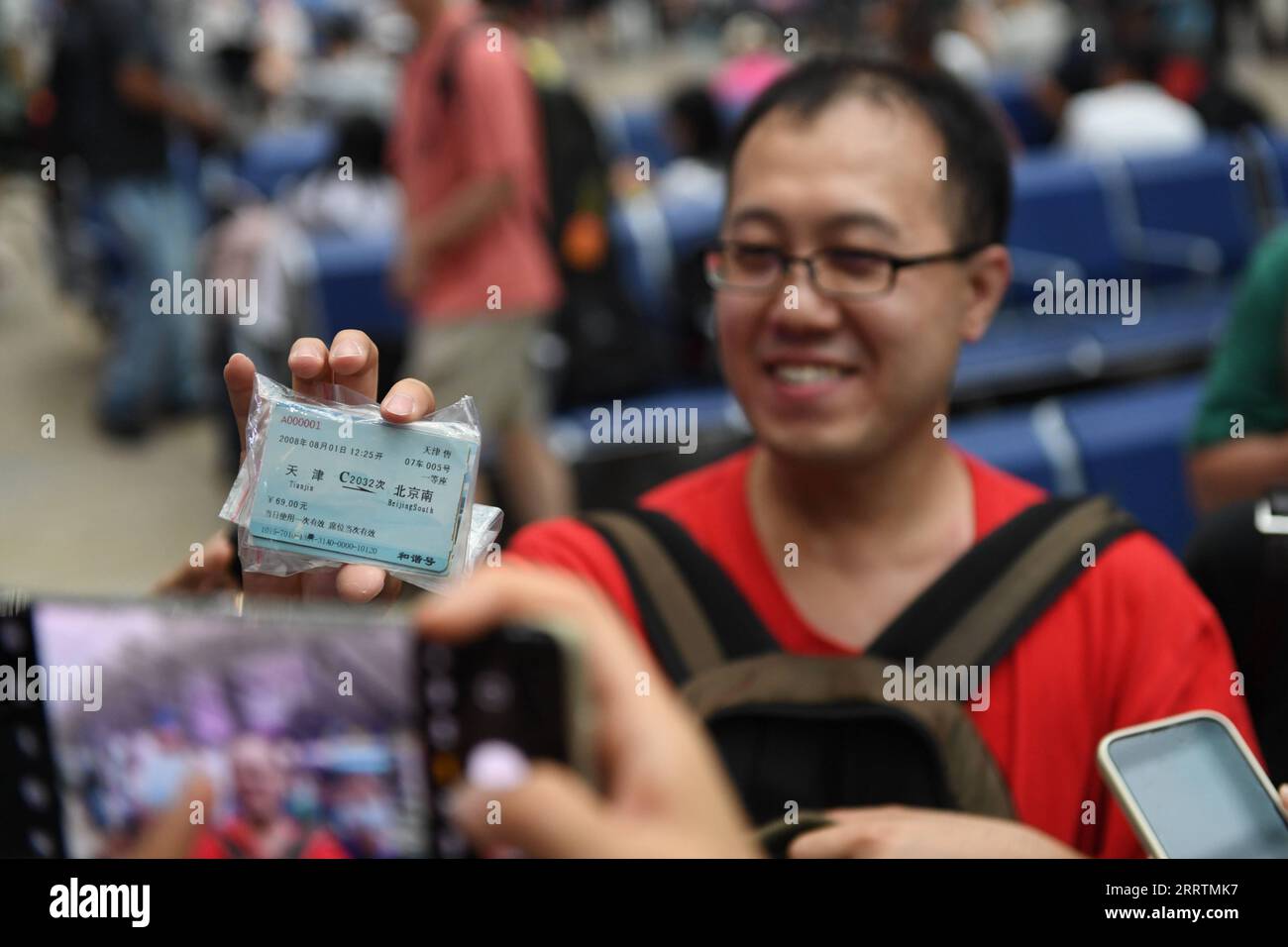 230801 -- PEKING, 1. Aug. 2023 -- Ein Passagier zeigt Ein Ticket, das er am 1. Aug. 2008 gekauft hat, als die Intercity-Bahn Peking-Tianjin am Peking-Südbahnhof in Peking, der Hauptstadt Chinas, am 1. Aug. 2023 in Betrieb genommen wurde. Die Intercity-Bahn Peking-Tianjin feierte ihren 15. Jahrestag der Eröffnung am Dienstag. Als erste Hochgeschwindigkeitsbahn HSR mit einer planmäßigen Geschwindigkeit von 350 km/h in China beförderte die Intercity-Bahn Peking-Tianjin seit ihrer Inbetriebnahme insgesamt 340 Millionen Passagiere. Bis 2022 verfügte China über 42.000 km an operativem HSR, womit es weltweit den ersten Platz belegte, und das le Stockfoto