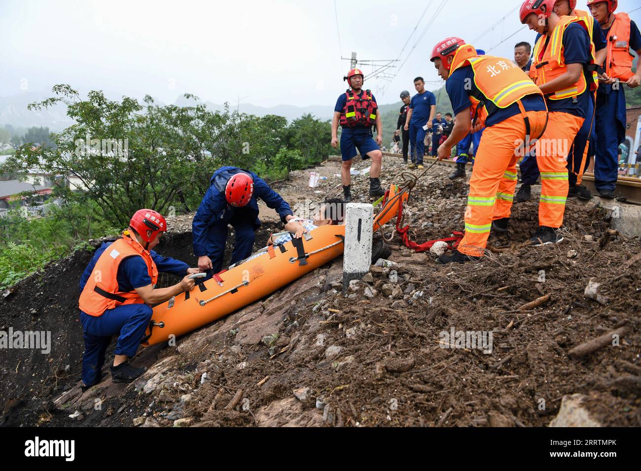 230801 -- PEKING, 1. Aug. 2023 -- Rettungskräfte überstellen einen verletzten Dorfbewohner im Dorf Shuiyuzui im vom Hochwasser heimgesuchten Bezirk Mentougou, Peking, Hauptstadt von China, 1. Aug. 2023. Mehrere Bezirke in der Stadt, darunter die am schwersten betroffenen Gebiete Fangshan und Mentougou, hielten am Dienstag die höchste Alarmstufe für Hochwasserschutz aufrecht, da die Regenfälle anhalten werden, sagten die Hochwasserkontrollbehörden der Stadt. CHINA-PEKING-MENTOUGOU-FLUTRETTUNG CN JUXHUANZONG PUBLICATIONXNOTXINXCHN Stockfoto