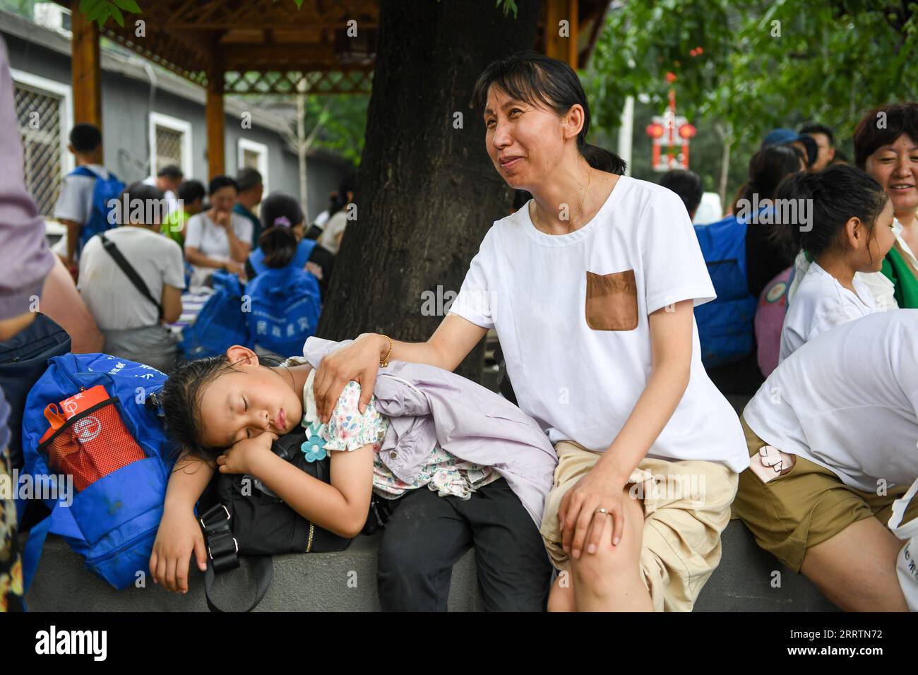 230802 -- PEKING, 2. August 2023 -- Passagiere des Zuges K396 ruhen sich aus und warten auf den Transfer in der Stadt Miaofengshan im Bezirk Mentougou, Peking, Hauptstadt von China, 2. August 2023. Zugpassagiere, die im Bezirk Mentougou aufgrund von starken Regenfällen eingeschlossen sind, wurden am Mittwoch sicher umgebracht. CHINA-PEKING-MENTOUGOU-PASSAGIERTRANSFER CN JUXHUANZONG PUBLICATIONXNOTXINXCHN Stockfoto