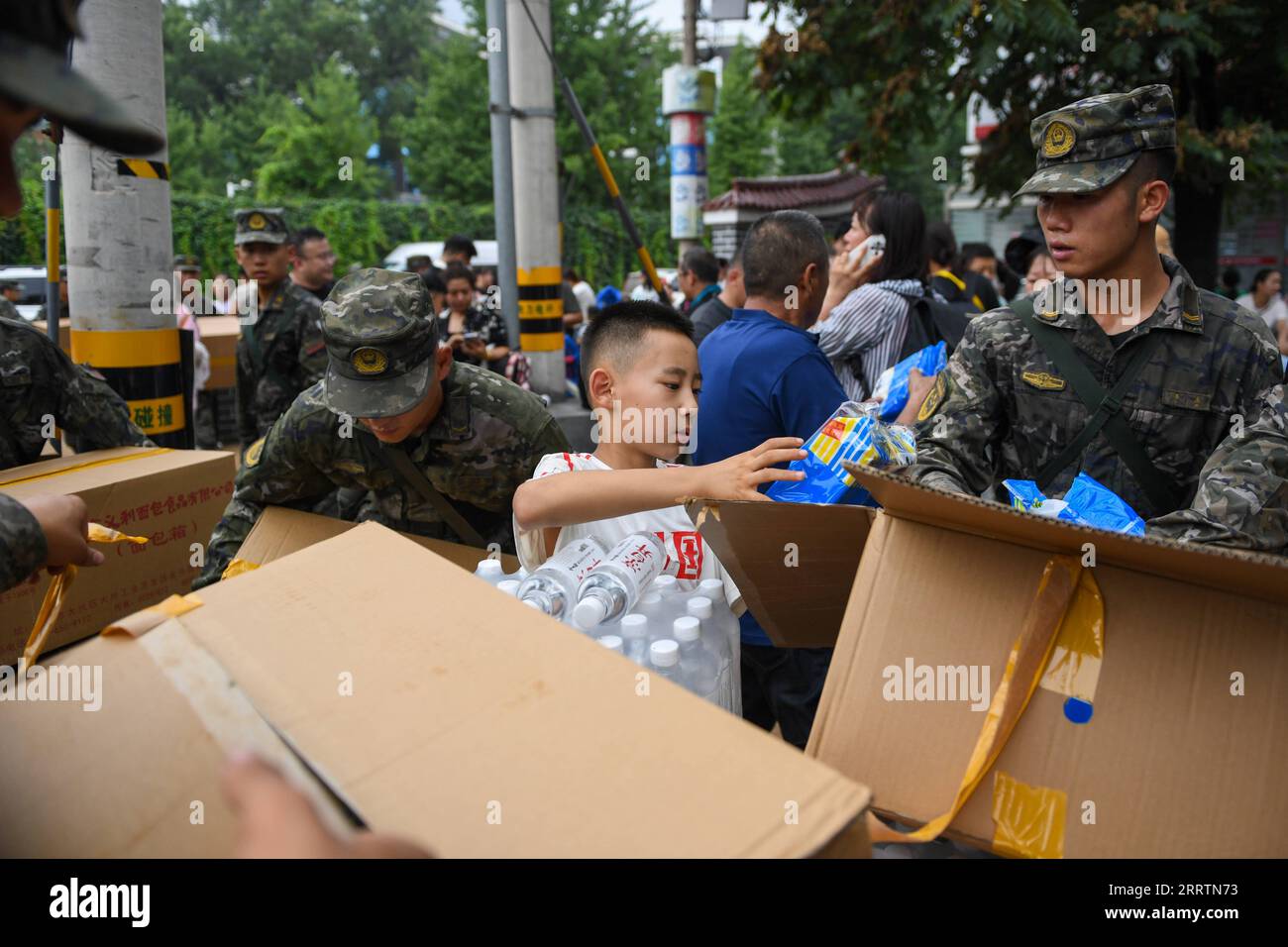 230802 -- PEKING, 2. August 2023 -- Soldaten verteilen Essen und Wasser an Passagiere des Zuges K396 in Miaofengshan Stadt Mentougou Bezirk, Peking, Hauptstadt von China, 2. August 2023. Zugpassagiere, die im Bezirk Mentougou aufgrund von starken Regenfällen eingeschlossen sind, wurden am Mittwoch sicher umgebracht. CHINA-PEKING-MENTOUGOU-PASSAGIERTRANSFER CN JUXHUANZONG PUBLICATIONXNOTXINXCHN Stockfoto
